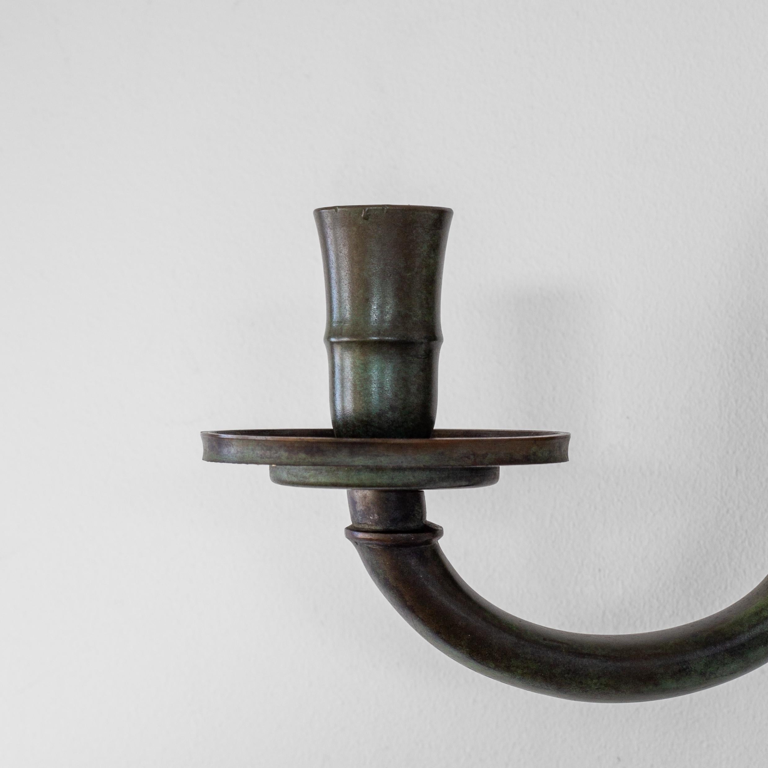 Bronzo Applique svedese a doppio braccio in bronzo Art Déco con patina verde, circa 1930 in vendita