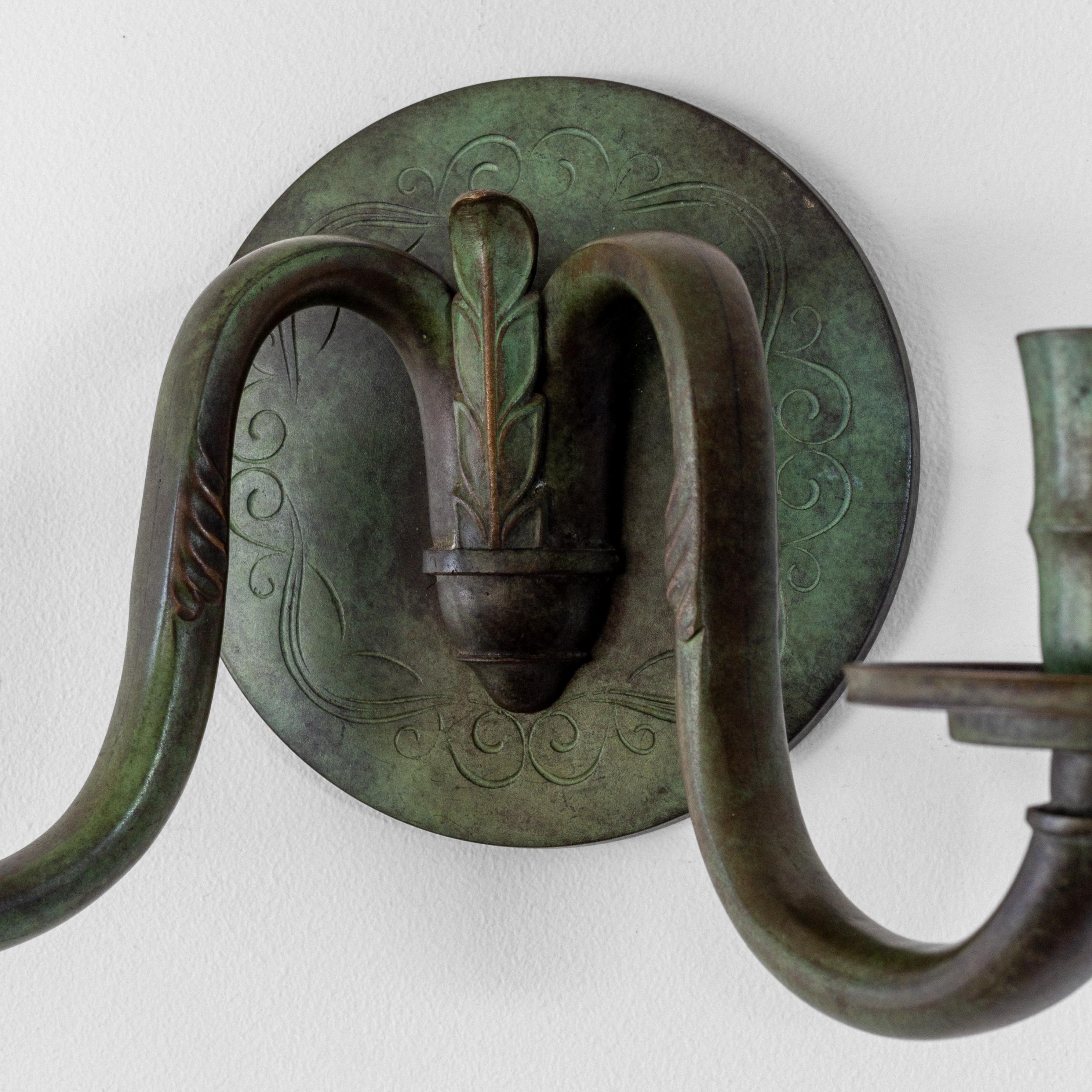 Applique svedese a doppio braccio in bronzo Art Déco con patina verde, circa 1930 in vendita 1