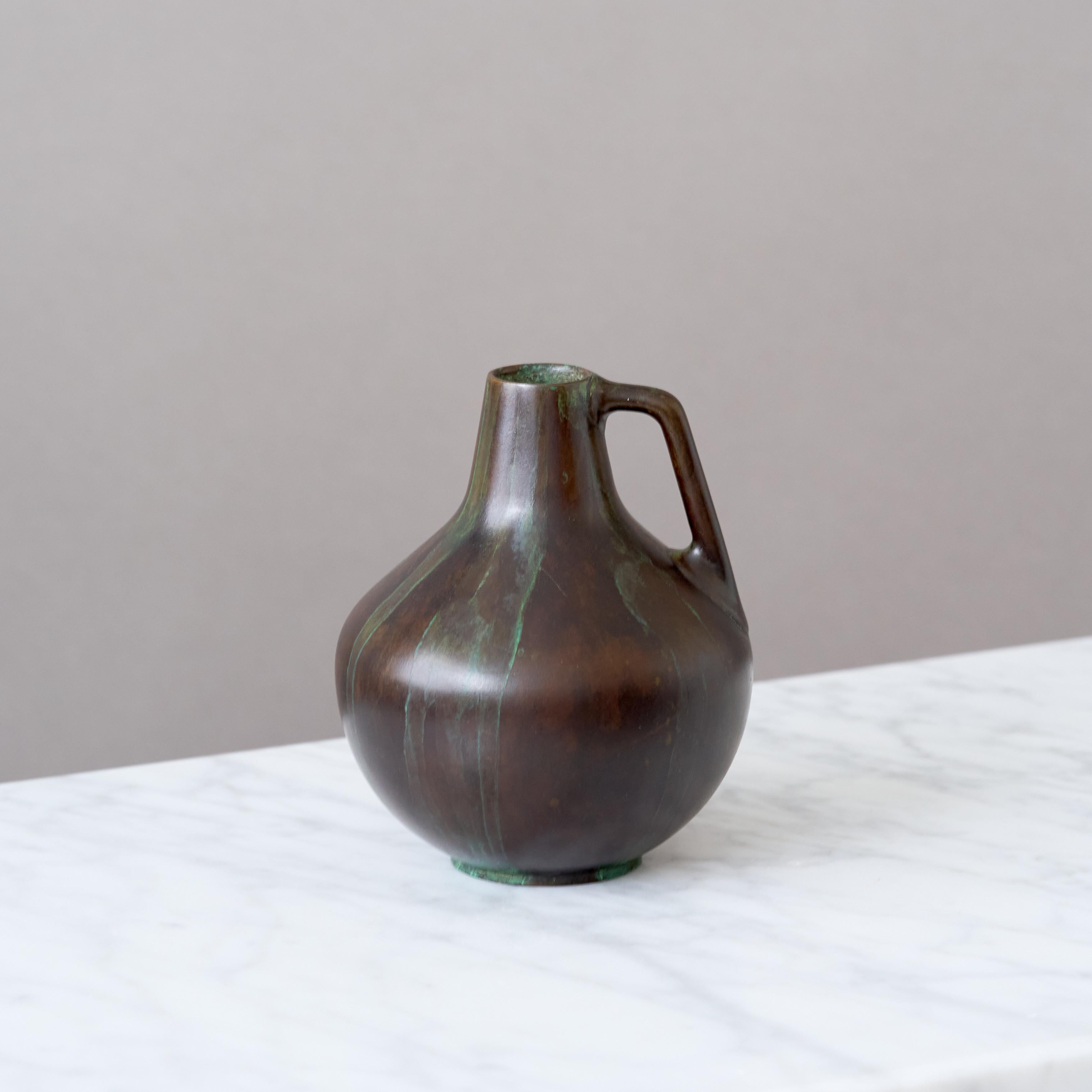 Un bellissimo vaso in bronzo Art Deco / Swedish Grace con un'incredibile patina. 
Realizzato da un produttore sconosciuto in Svezia, negli anni '1930.  

Ottime condizioni, solo qualche leggero graffio.