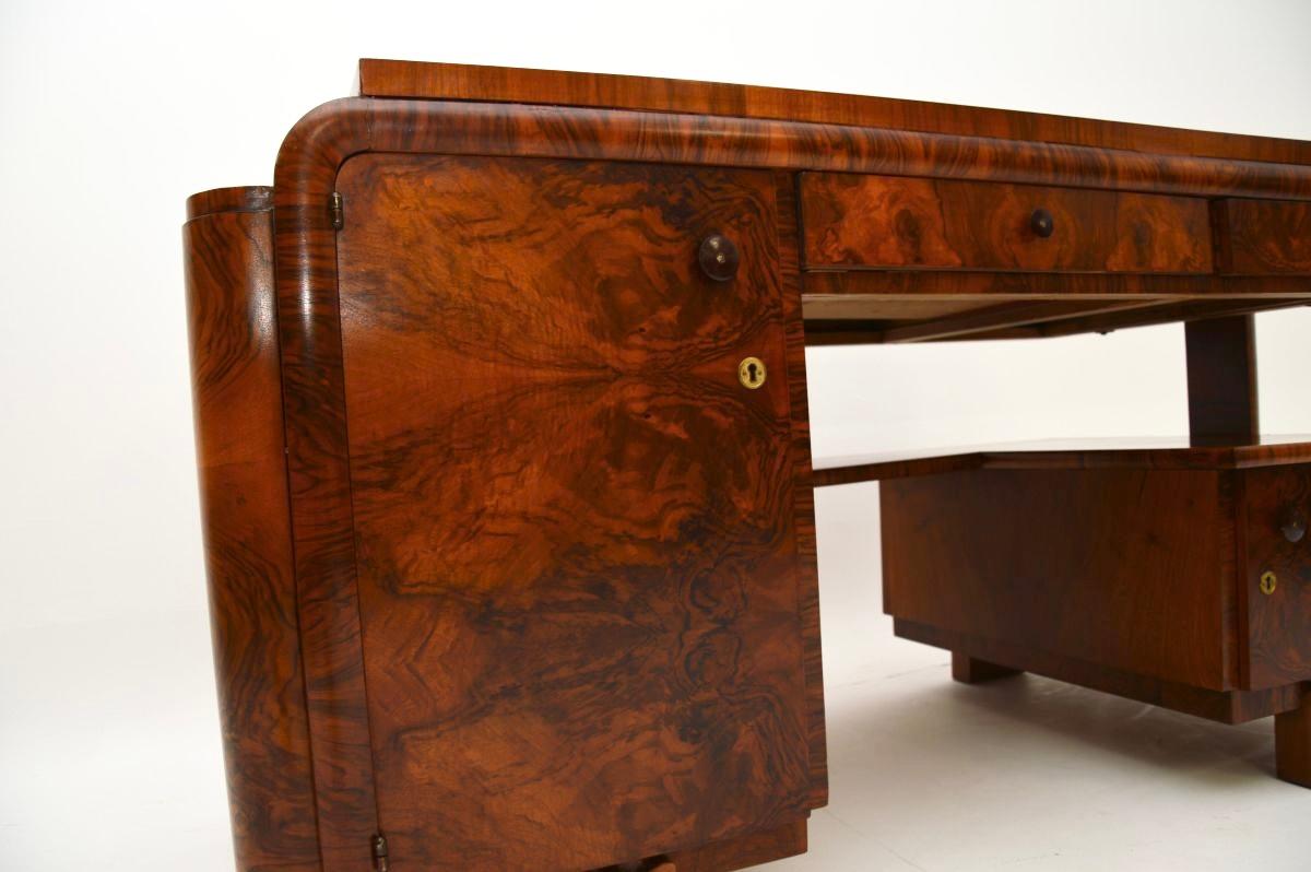 Schwedischer Art-Déco-Schreibtisch aus Wurzelnussholz im Angebot 5