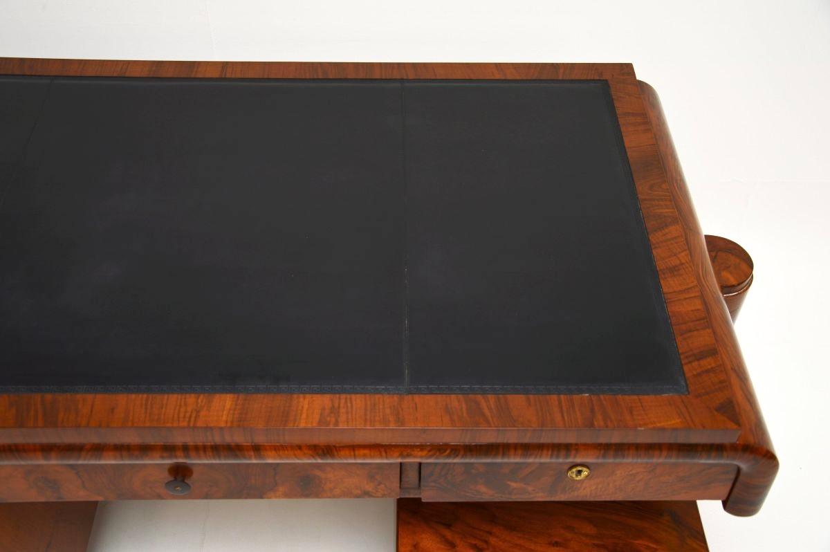Schwedischer Art-Déco-Schreibtisch aus Wurzelnussholz im Angebot 3