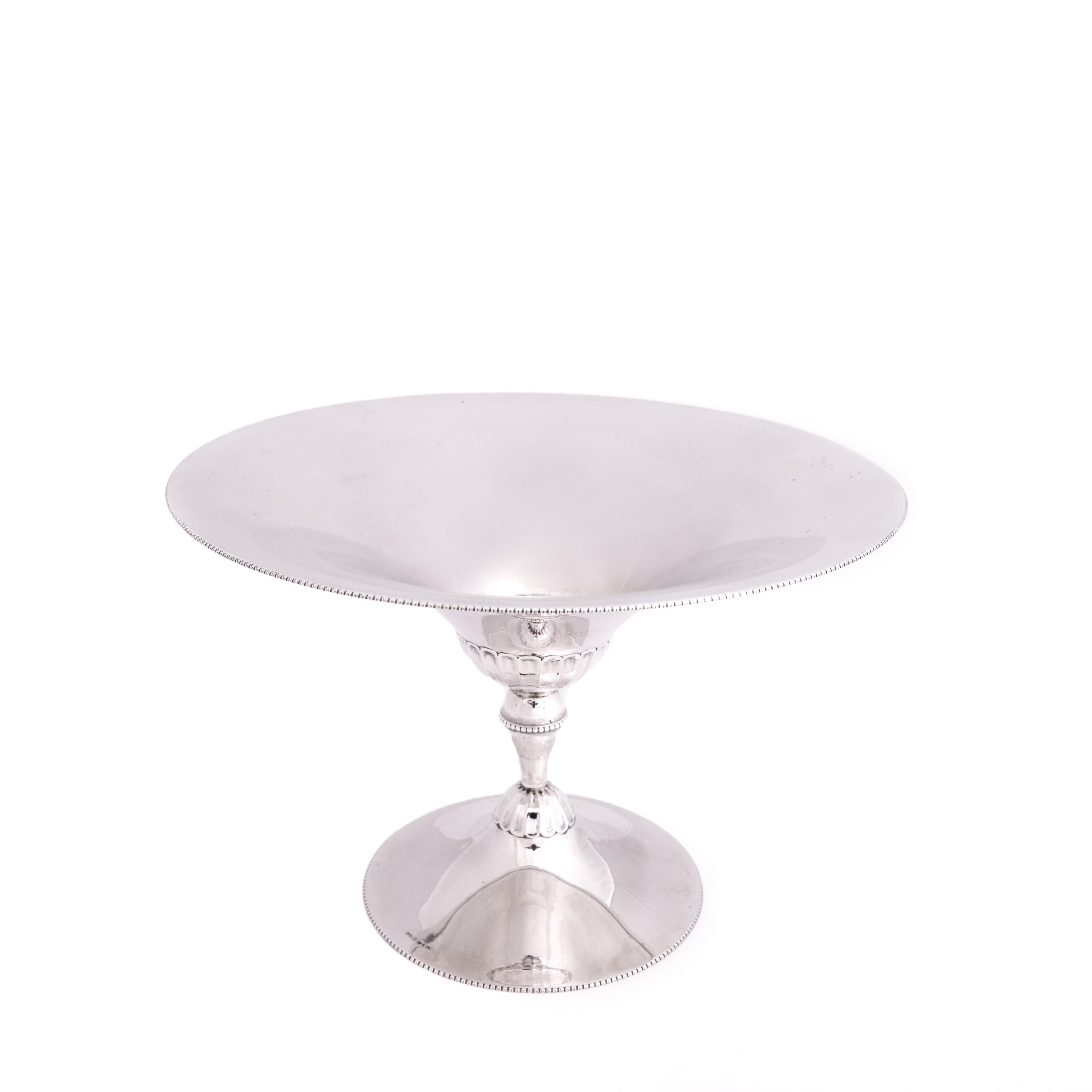 Swedish Art Déco centerpiece / bowl 925 Sterling Silver, Gothenburg 1920s

The puristic and light-footed bowl from the 1920s Sweden captivates with its delicacy and floating character.
The smooth, slightly domed foot decorated with a small beaded