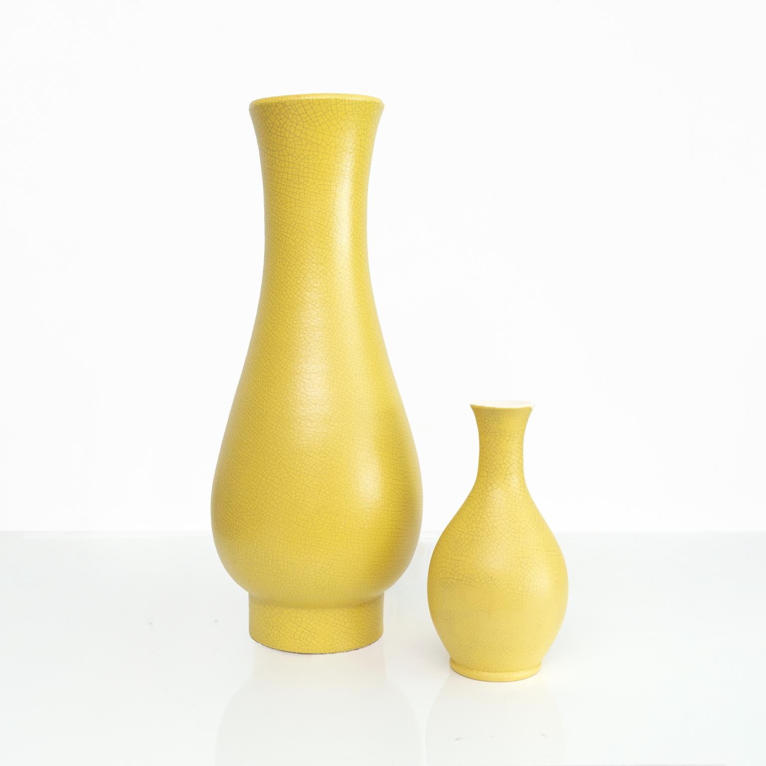 2 vases Art déco suédois en céramique, à la glaçure jaune craquelée, réalisés par l'artiste Ewald Dahlskog à Bo Fajans, vers les années 1930.

Mesures : Hauteurs : 19.5 & 9