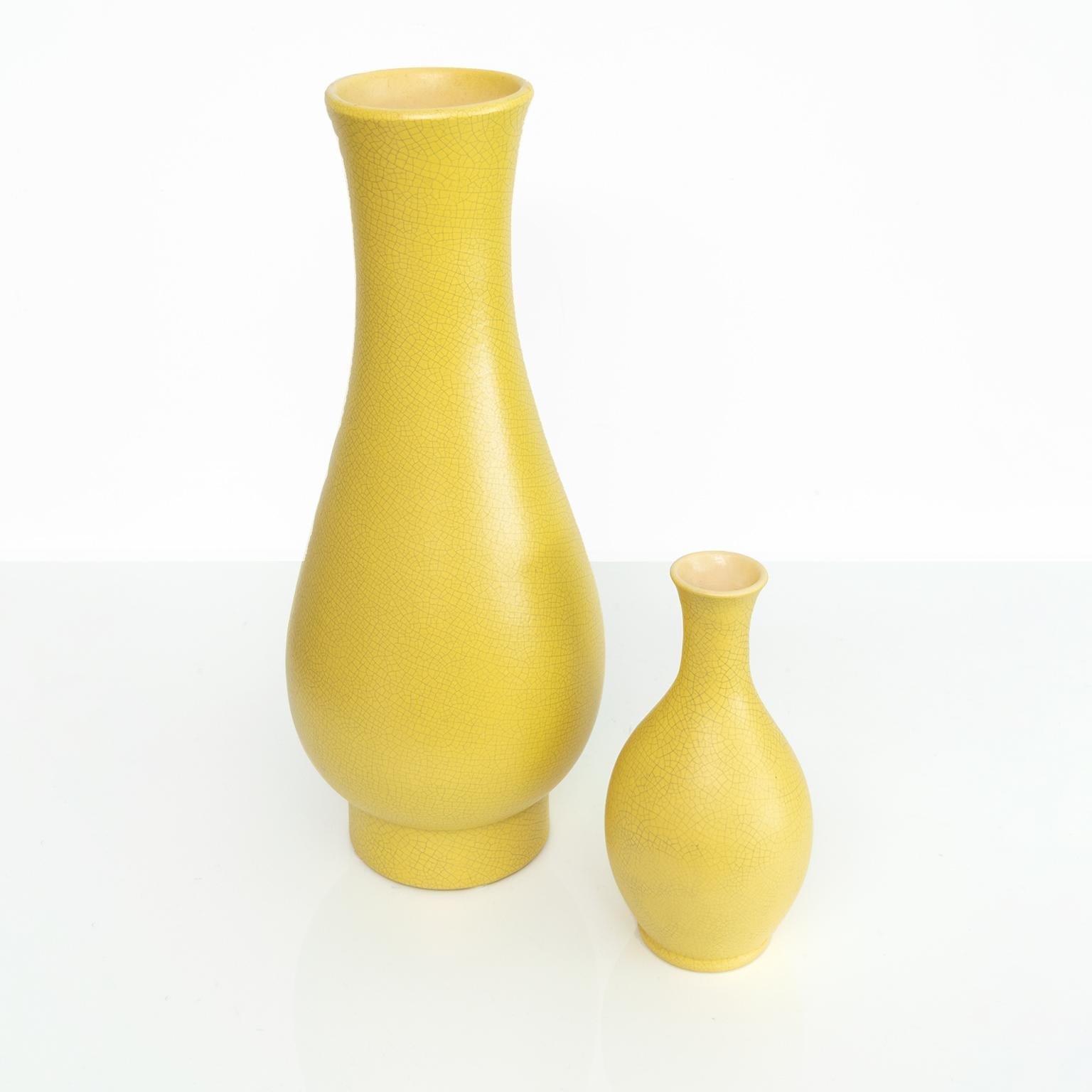 Scandinave moderne Vases en céramique Art déco suédois à glaçure jaune craquelé de l’artiste Ewald Dahlskog en vente