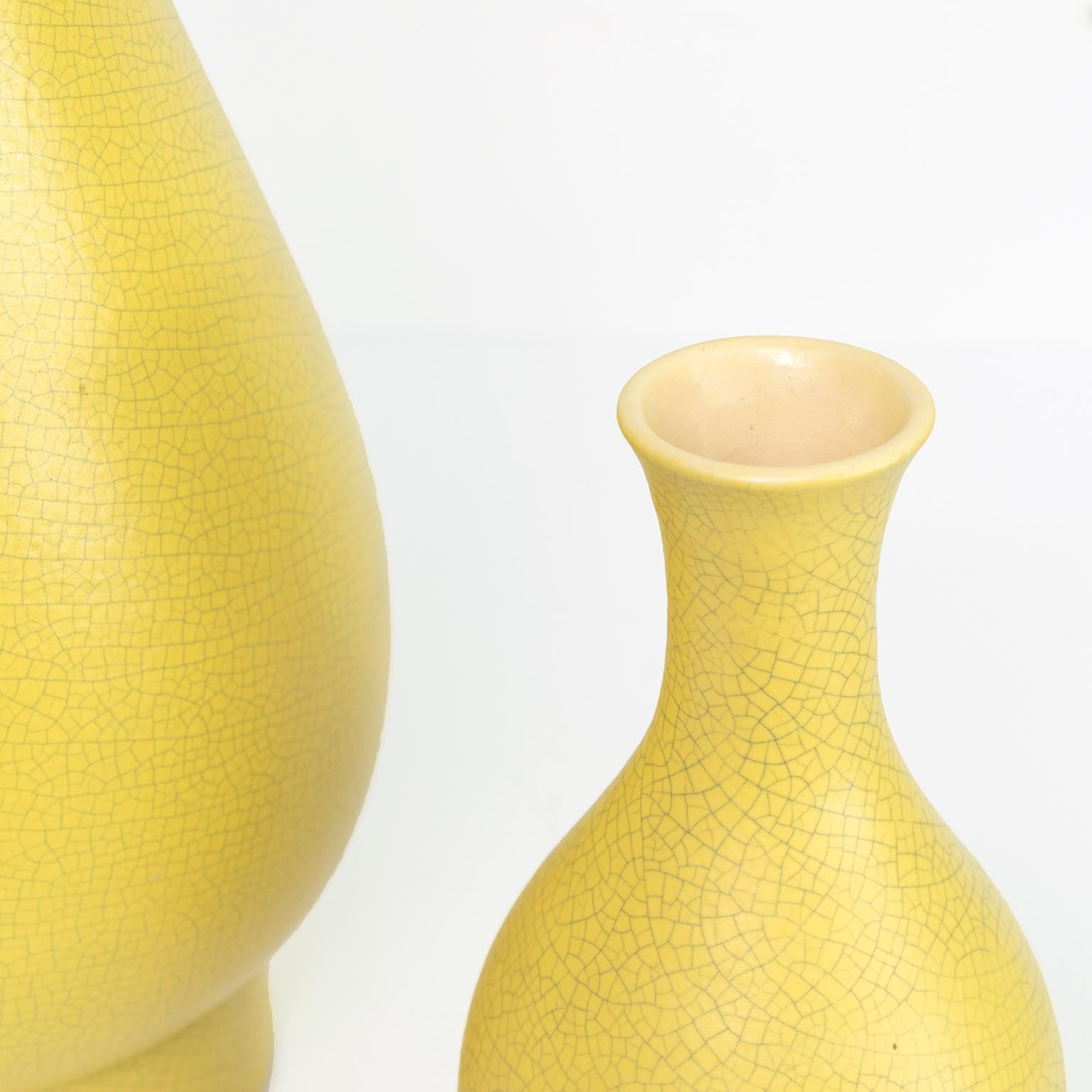 Scandinave Vases en céramique Art déco suédois à glaçure jaune craquelé de l’artiste Ewald Dahlskog en vente