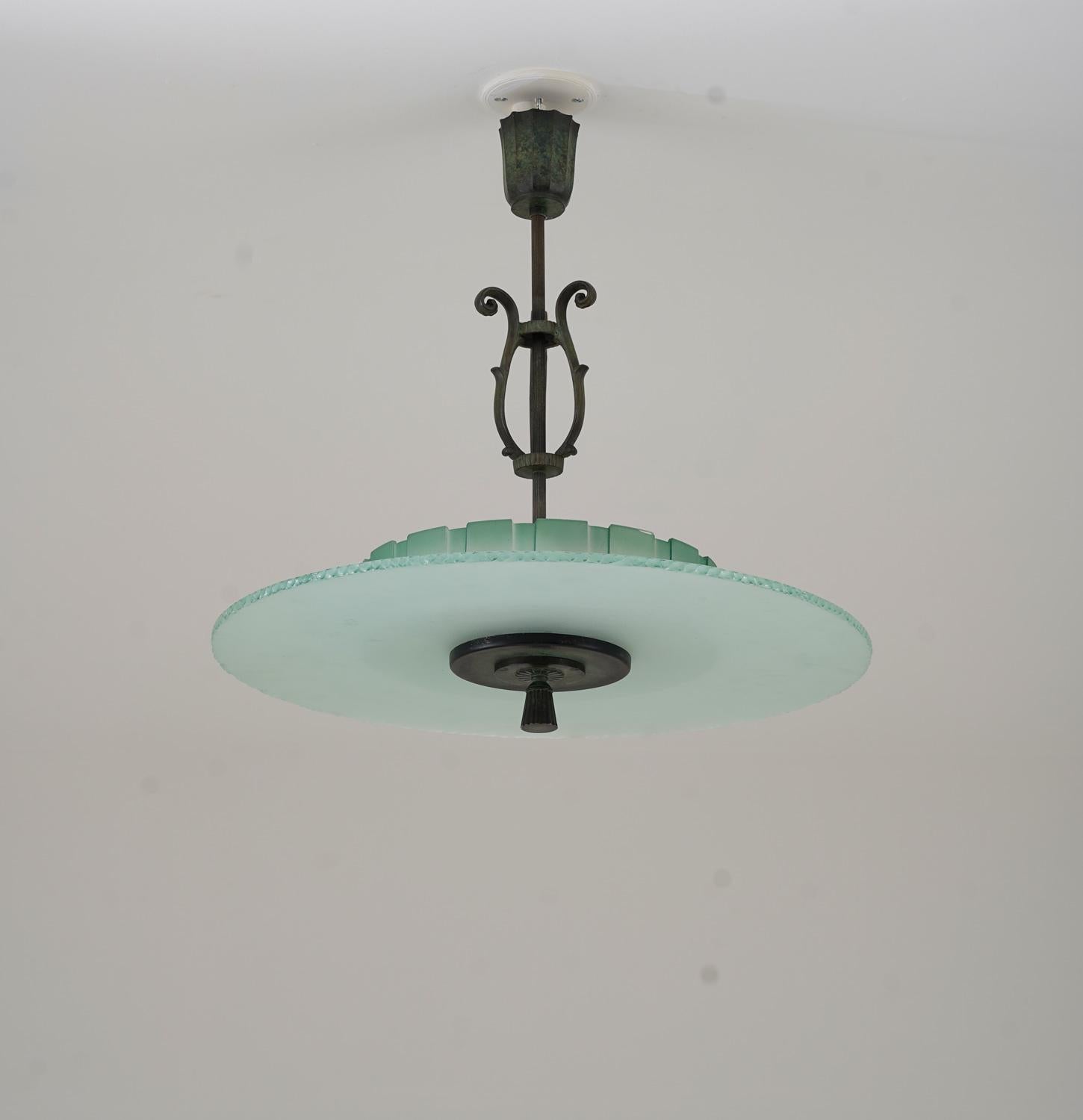 Mid-Century Modern Lustre Art déco suédois en verre et laiton patiné en vente