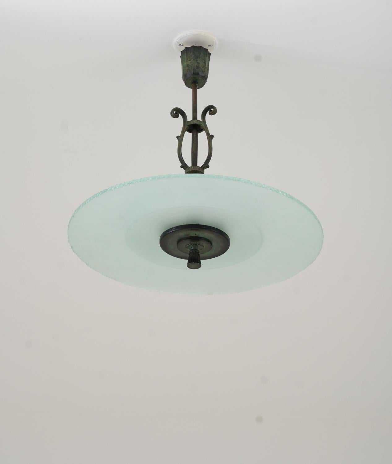 Suédois Lustre Art déco suédois en verre et laiton patiné en vente
