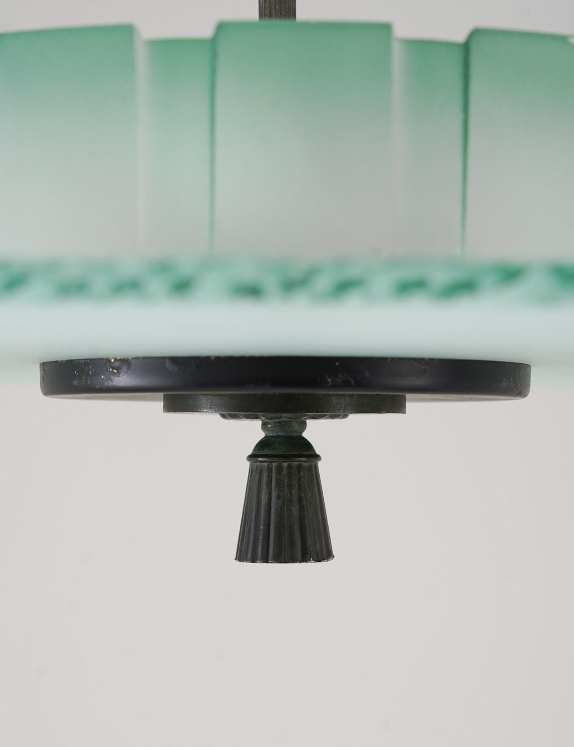 Lustre Art déco suédois en verre et laiton patiné Bon état - En vente à Karlstad, SE