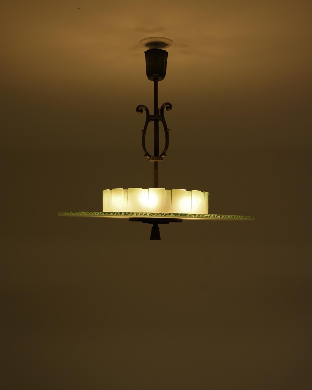 Lustre Art déco suédois en verre et laiton patiné en vente 1
