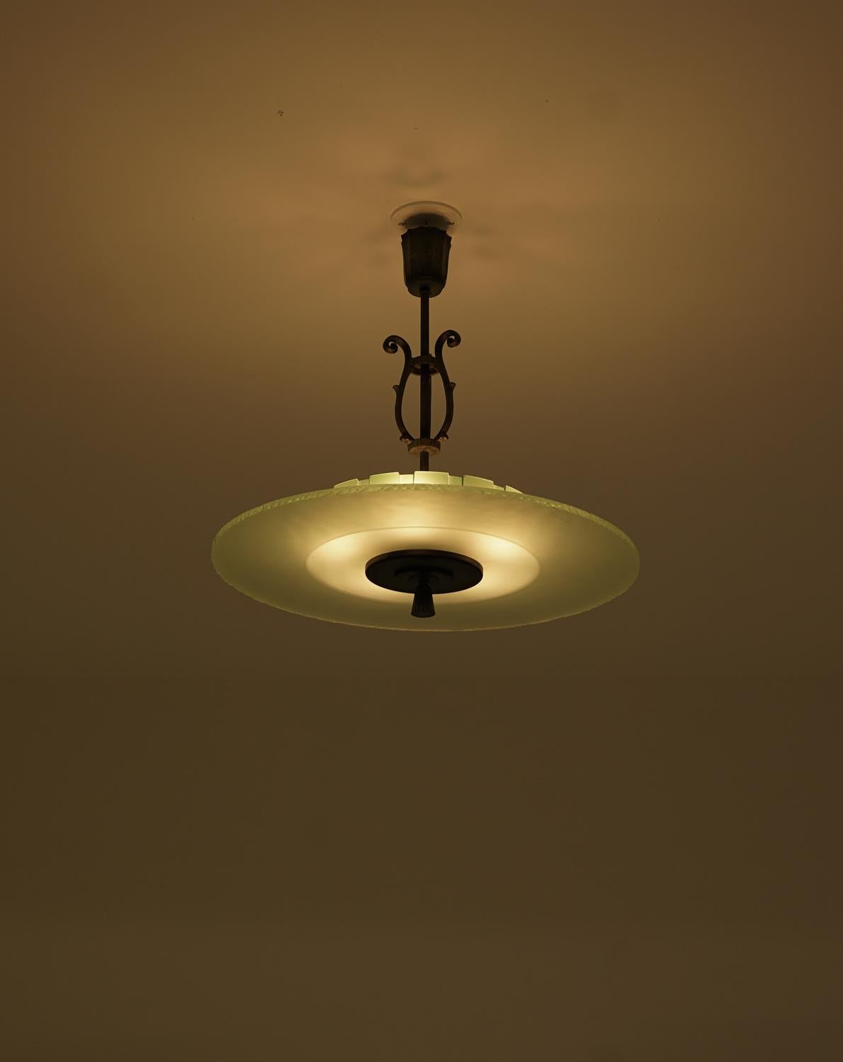 Lustre Art déco suédois en verre et laiton patiné en vente 2