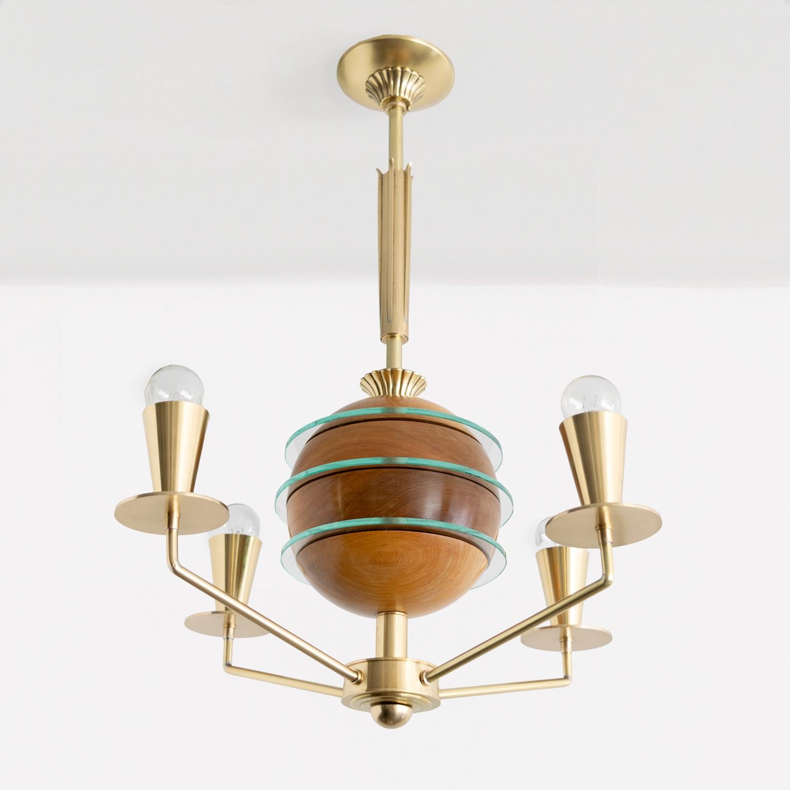 Schwedischer Art-Déco-Kronleuchter mit polierter Holzkugel und 4 Armen (Skandinavische Moderne) im Angebot