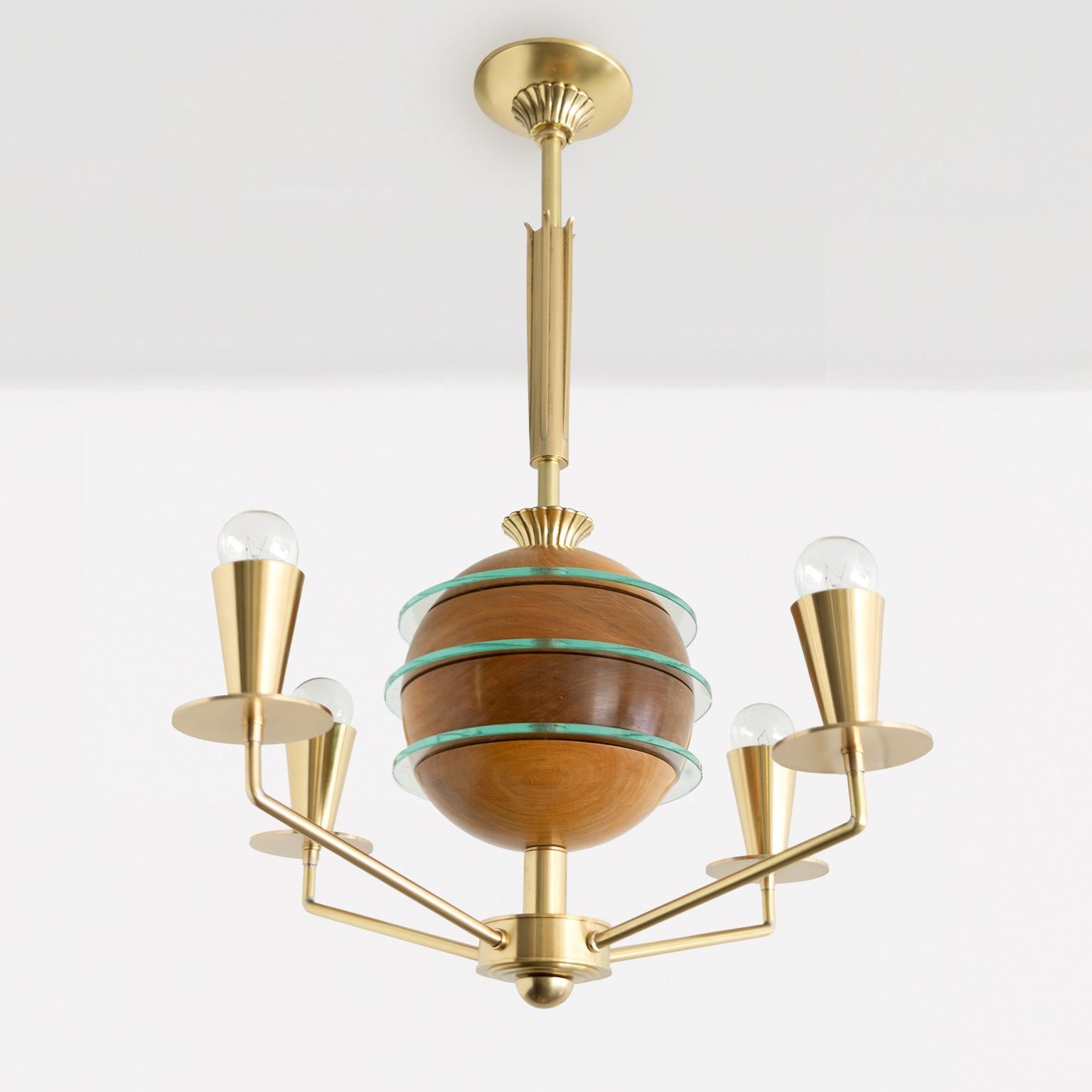 Schwedischer Art-Déco-Kronleuchter mit polierter Holzkugel und 4 Armen (Skandinavisch) im Angebot