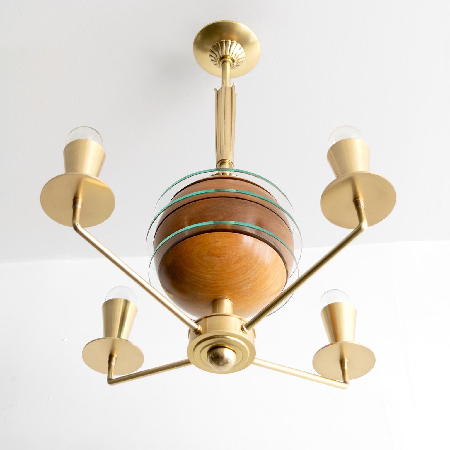 Schwedischer Art-Déco-Kronleuchter mit polierter Holzkugel und 4 Armen (Mitte des 20. Jahrhunderts) im Angebot