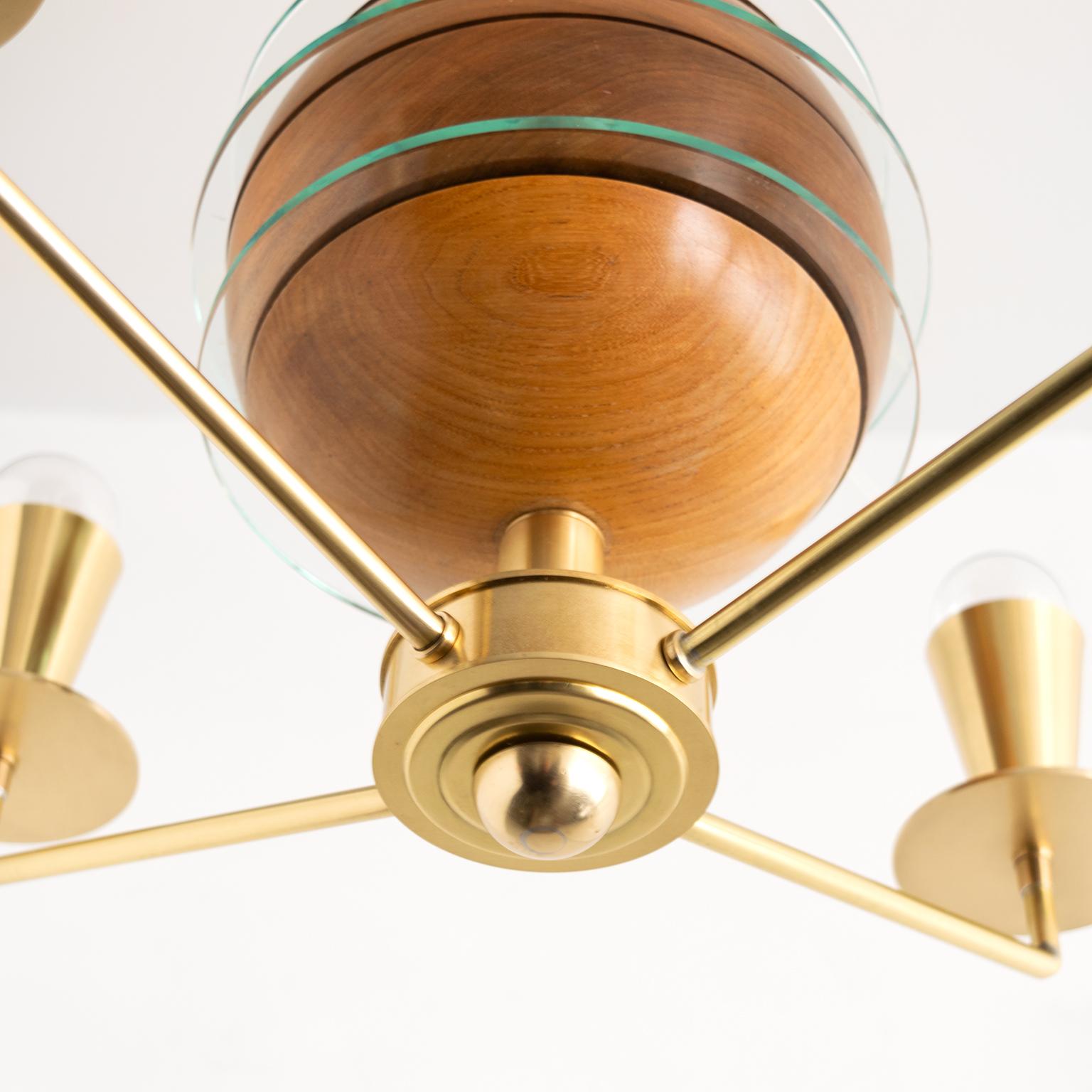 Schwedischer Art-Déco-Kronleuchter mit polierter Holzkugel und 4 Armen (Messing) im Angebot