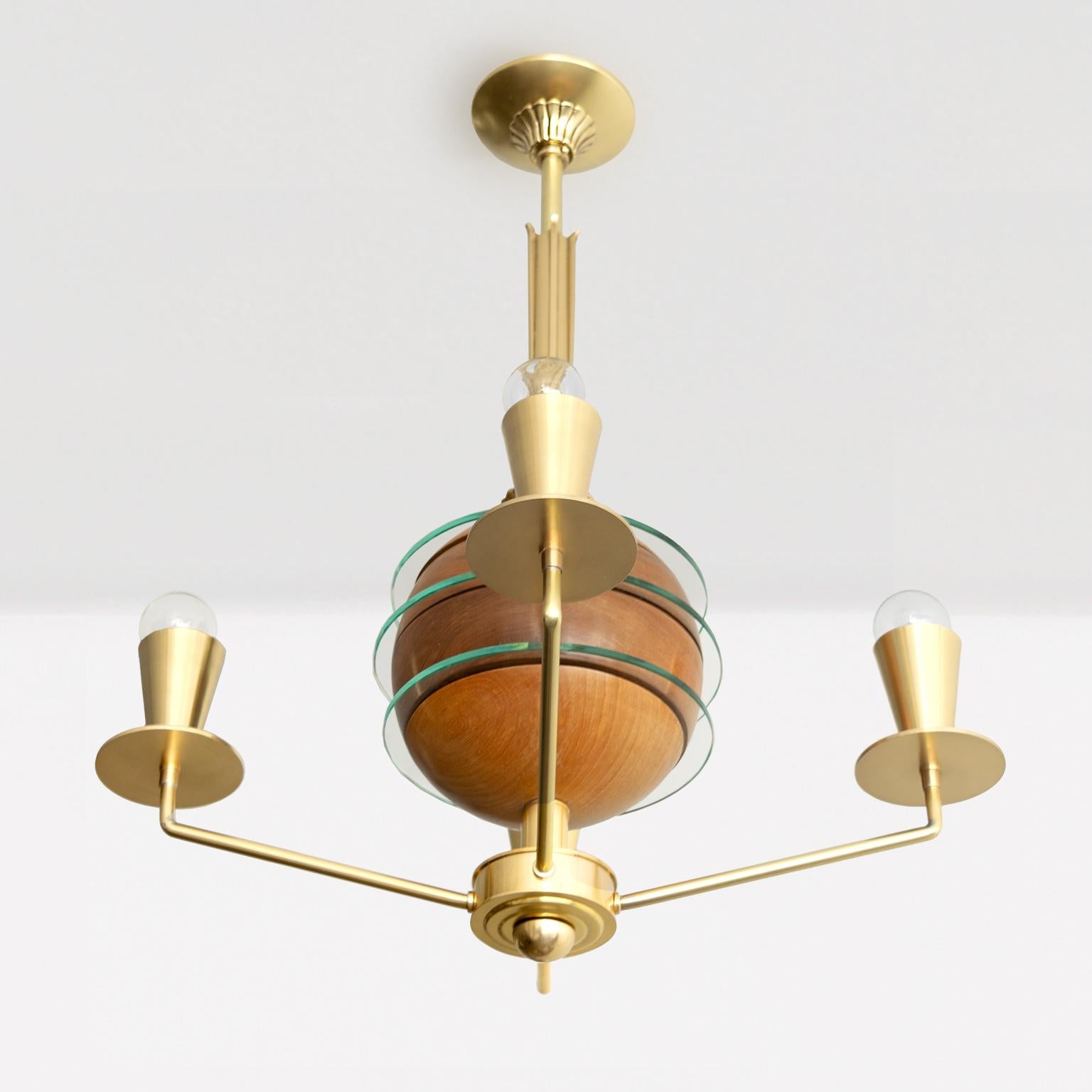 Schwedischer Art-Déco-Kronleuchter mit polierter Holzkugel und 4 Armen im Angebot 1