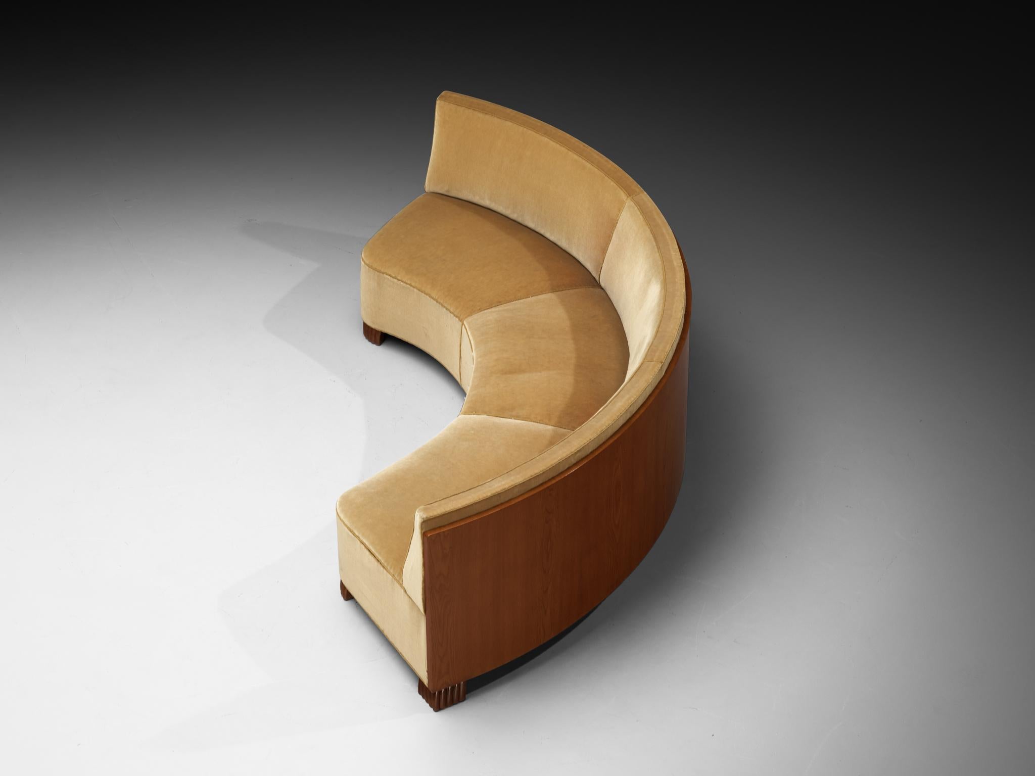 Divano curvo, frassino, velluto, Svezia, anni '30/'40

Questo divano svedese Art Deco degli anni '30/'40 è un esempio imponente di design scandinavo tra le due guerre, che bilancia la modernità con una calda presenza organica. La caratteristica più