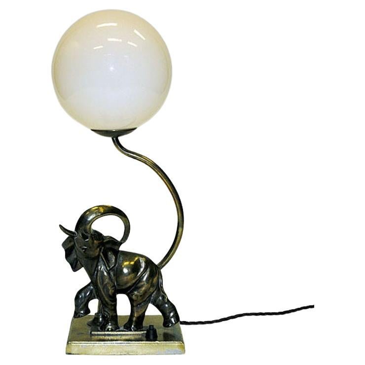 Schwedische Art-déco-Tischlampe mit Elefantenmotiv und Opalglasschirm, Art déco, 1930er Jahre