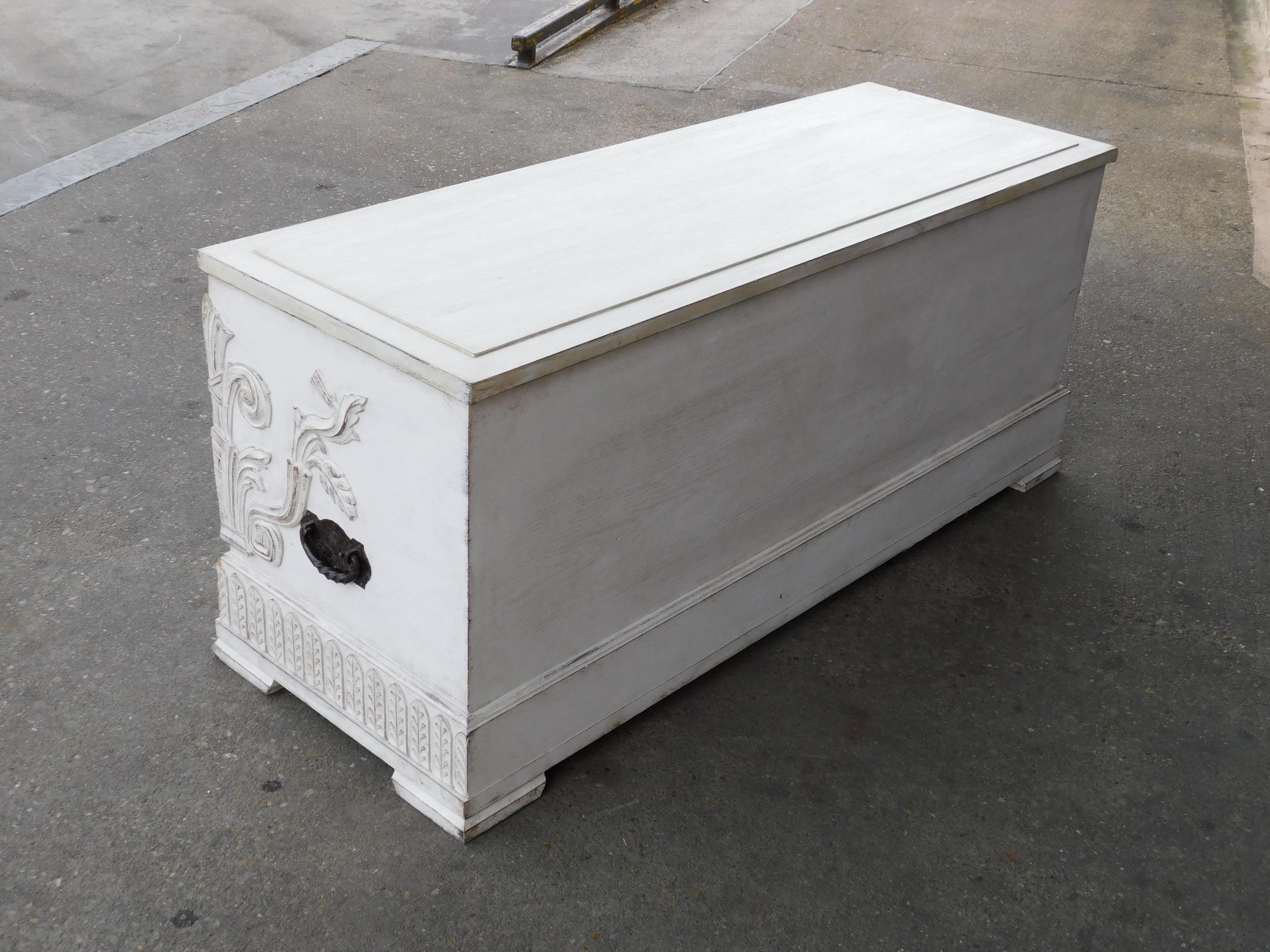 Swedish Art Deco Era Gustavian Storage Chest in Gustavian Painted Oak circa 1920 6