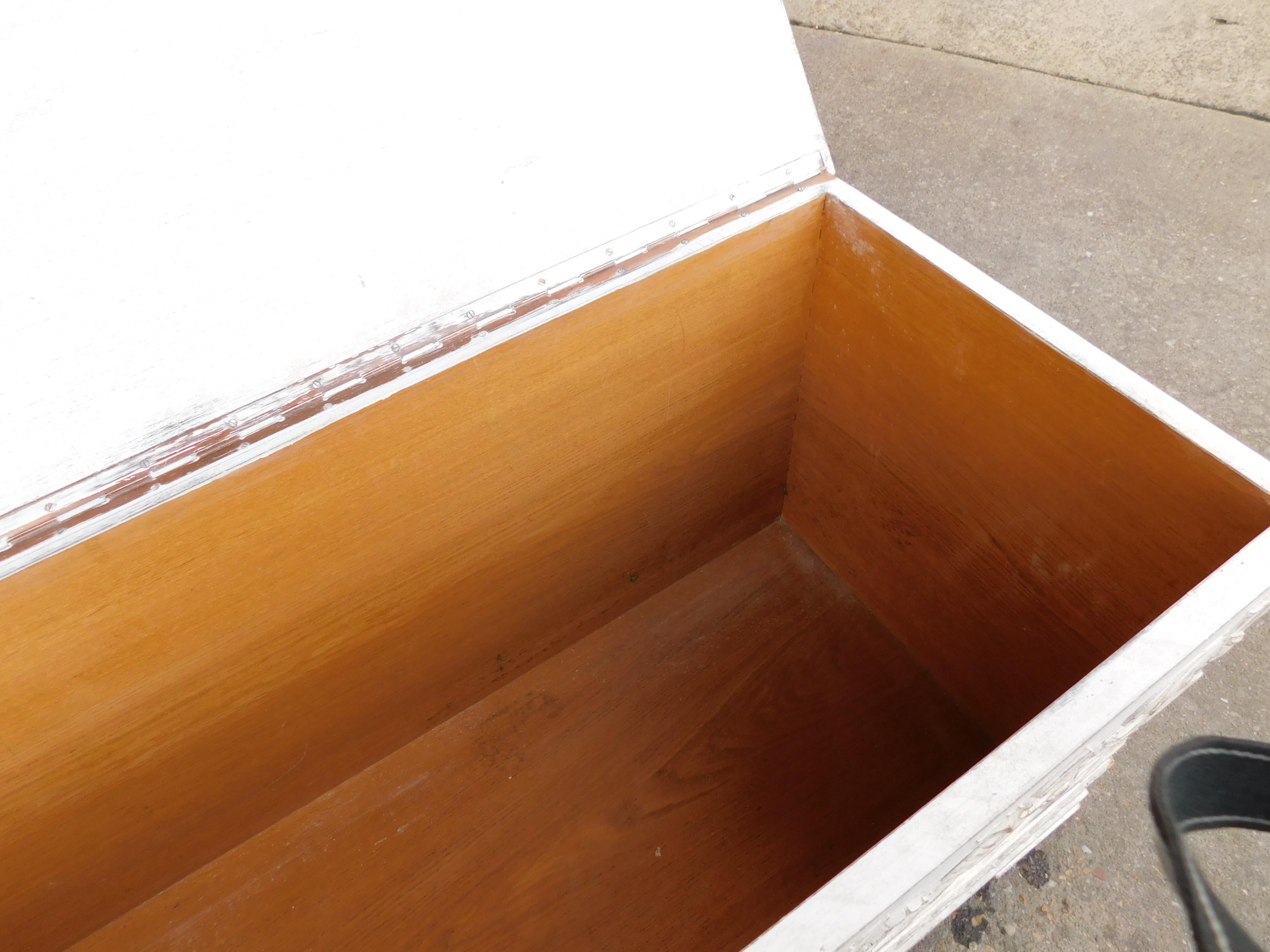 Swedish Art Deco Era Gustavian Storage Chest in Gustavian Painted Oak circa 1920 1