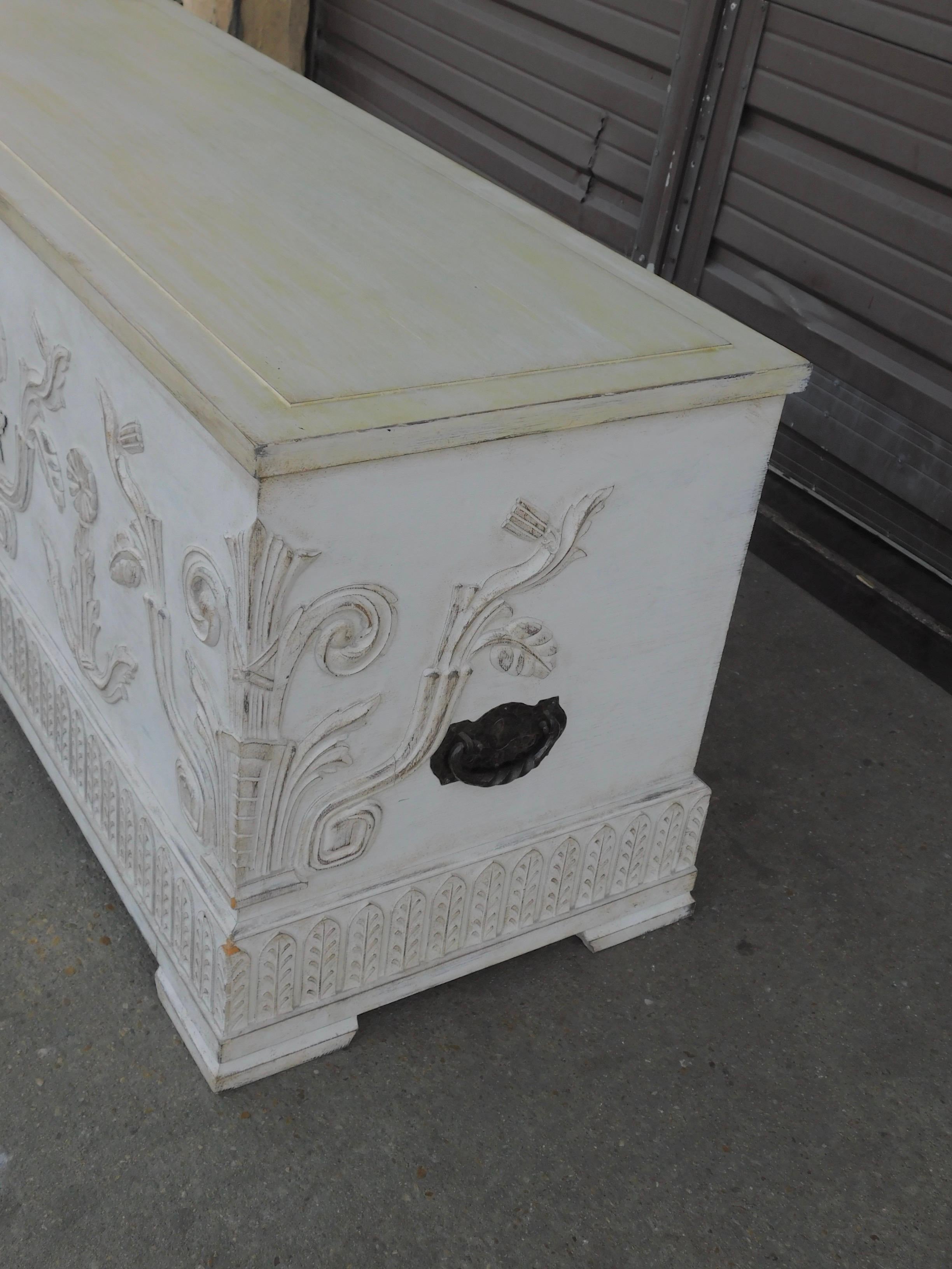 Swedish Art Deco Era Gustavian Storage Chest in Gustavian Painted Oak circa 1920 3