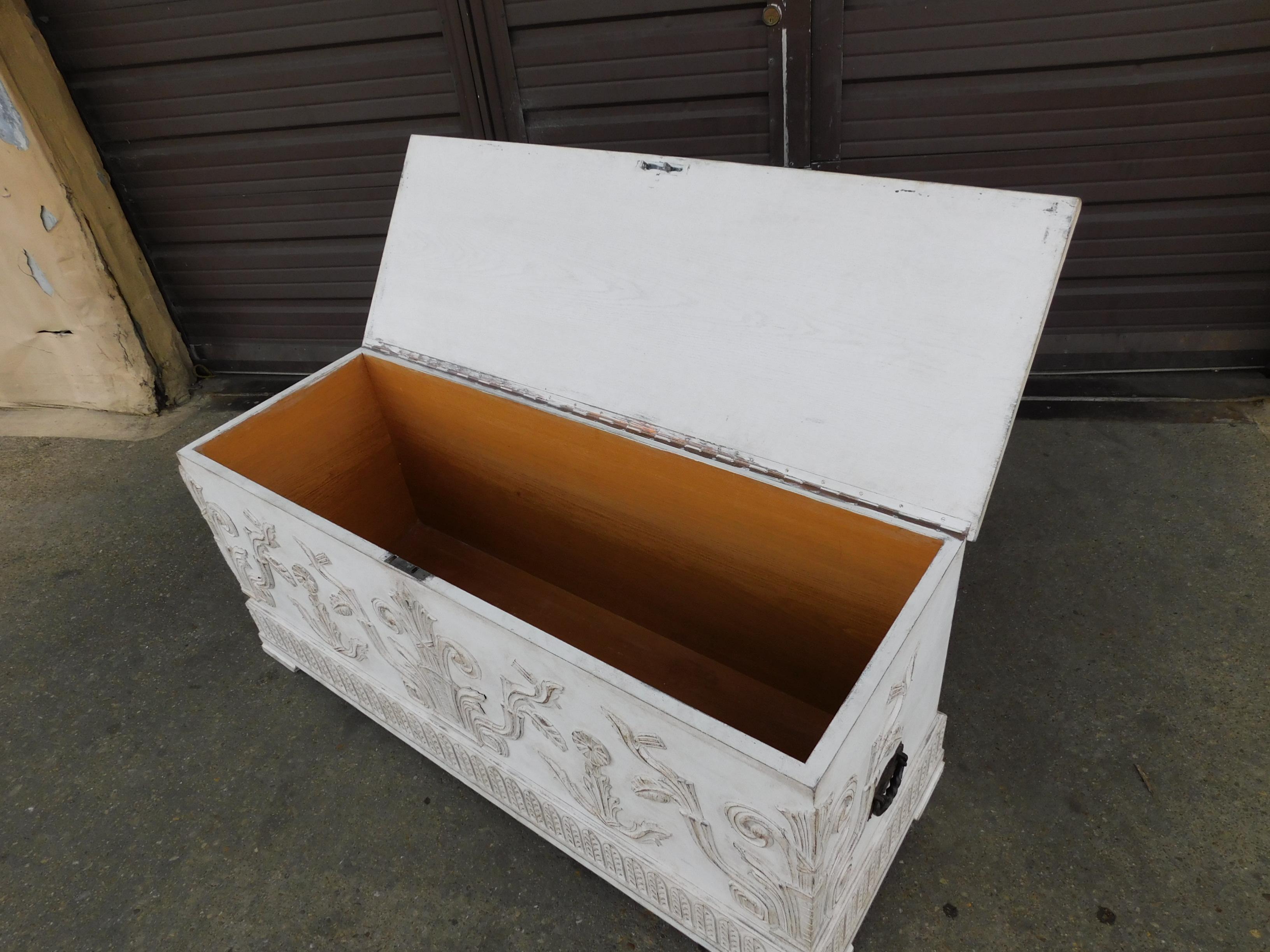 Swedish Art Deco Era Gustavian Storage Chest in Gustavian Painted Oak circa 1920 5