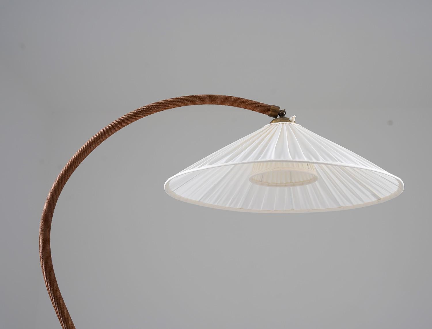 Swedish Art Deco Floor Lamp in Brass and Paper Cord Webbing In Good Condition In Karlstad, SE