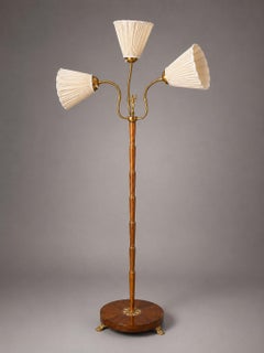 Lampadaire suédois Art déco en teck, laiton et abat-jour en soie, années 1940