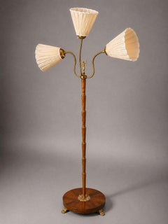 Lampada da terra svedese in stile Art Déco con figura in ottone, teak e ottone – Ystad-Metall, 1940