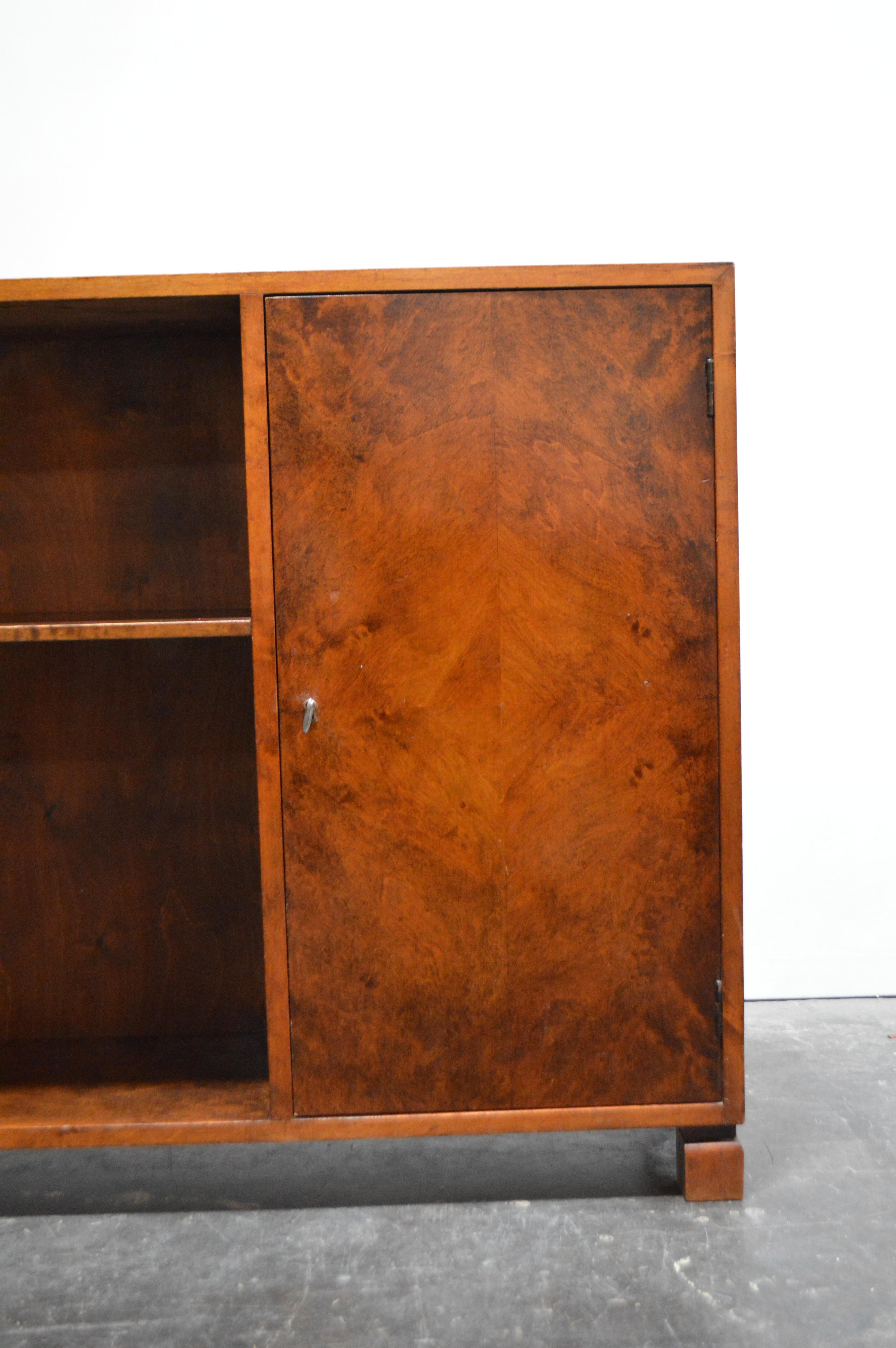 Swedish Art Deco Functionalist Flame Birch Cabinet Bookcase (Mitte des 20. Jahrhunderts)
