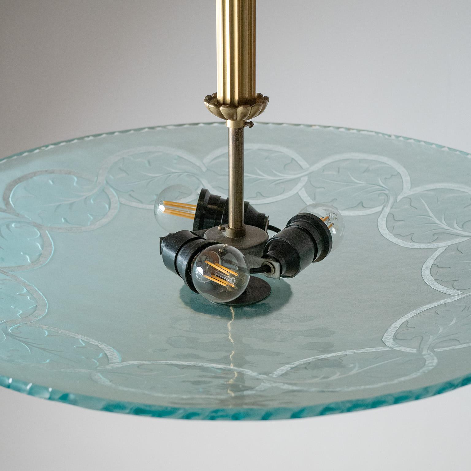 Metà XX secolo Lampadario svedese in vetro e ottone Art Deco, circa 1940 in vendita