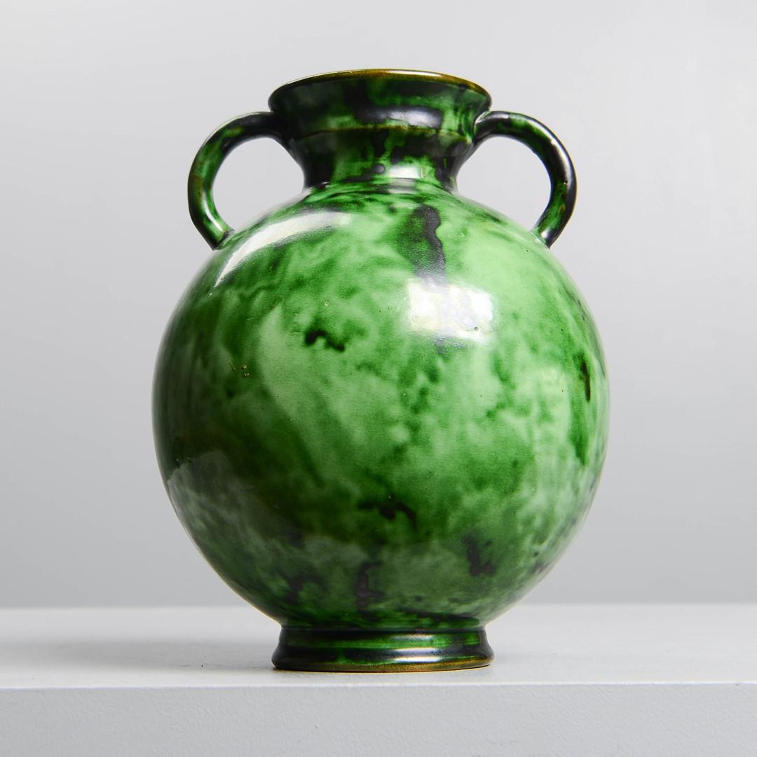 Rare et important vase suédois en céramique Art déco d'Erik Mornils pour Nittsjö Keramik, exposé à l'importante exposition de Stockholm de 1930. Cette pièce magistrale présente une forme globulaire audacieuse avec des poignées jumelles et une