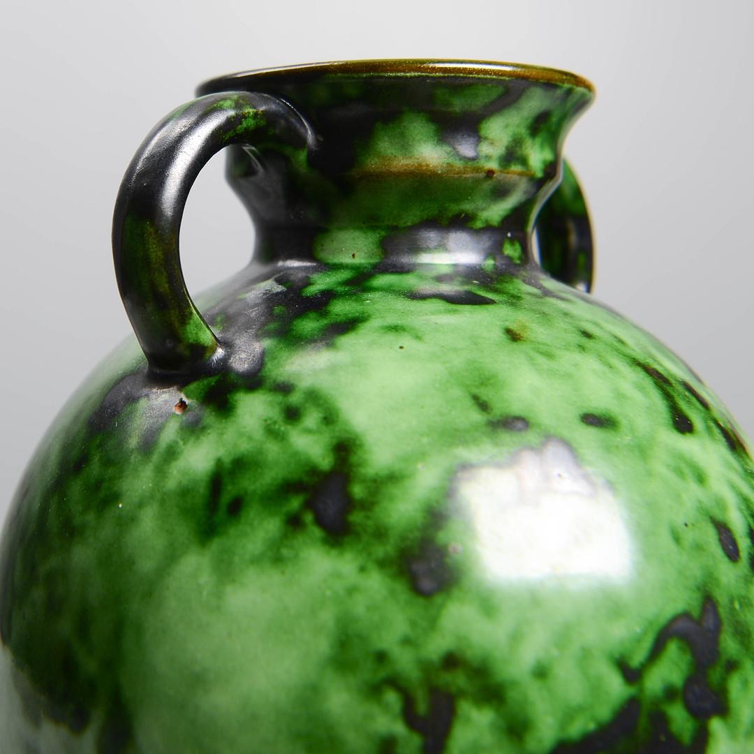 Suédois Vase suédois en céramique vernissée verte The Artfulene Green Greene - Par Erik Mornils pour Nittsjö en vente