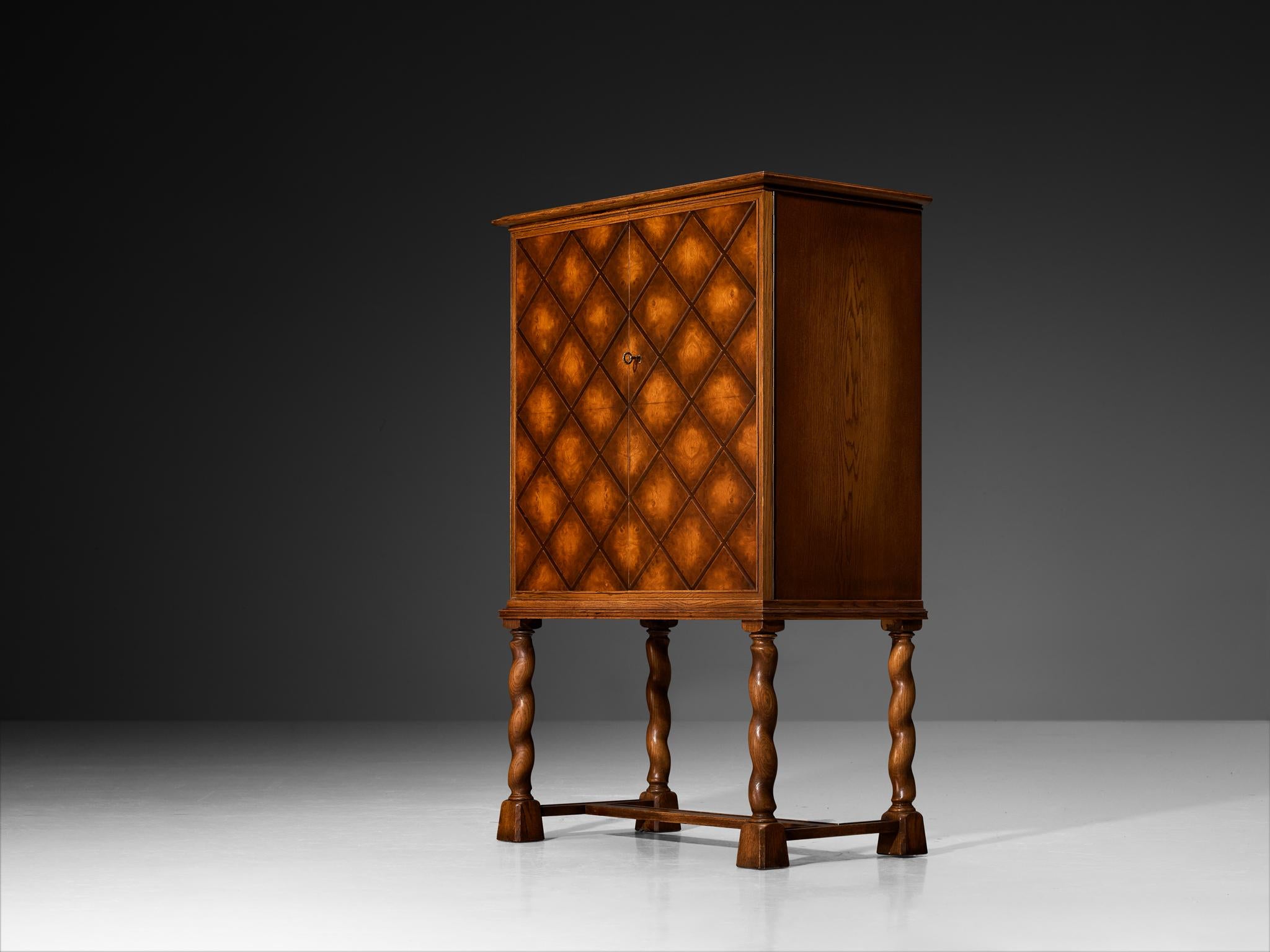 Chêne Armoire Art Déco suédoise à haute hauteur avec portes sculptées en chêne