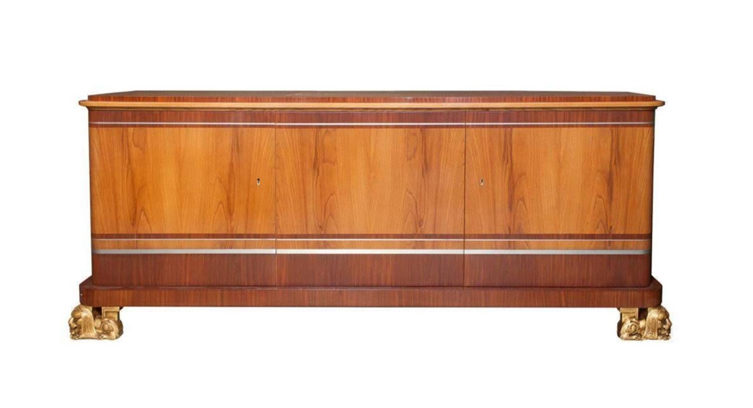 Wunderbar stromlinienförmiges, schwedisches, dreitüriges Sideboard/Credenza im Art-déco-Stil, entworfen vom Architekten Carl Bergsten. Der gesamte Korpus besteht aus Ulmenholz und Mahagoni und ist mit zwei breiten Zinnstreifen eingelegt.  Die