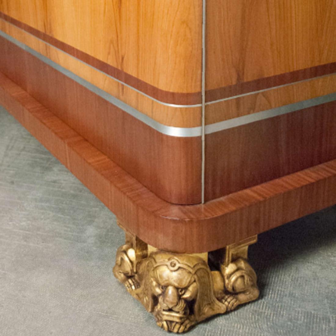 Schwedische Credenza im Art-déco-Stil mit Intarsien, aber stromlinienförmig (Geschnitzt) im Angebot