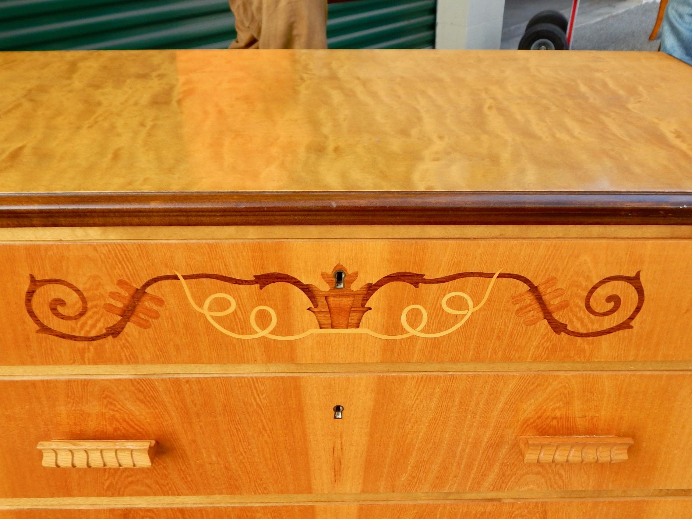 Swedish Art Deco Inlaid Chest of Drawers in Elm, Rosewood and Birch, circa 1930 (Art déco) im Angebot