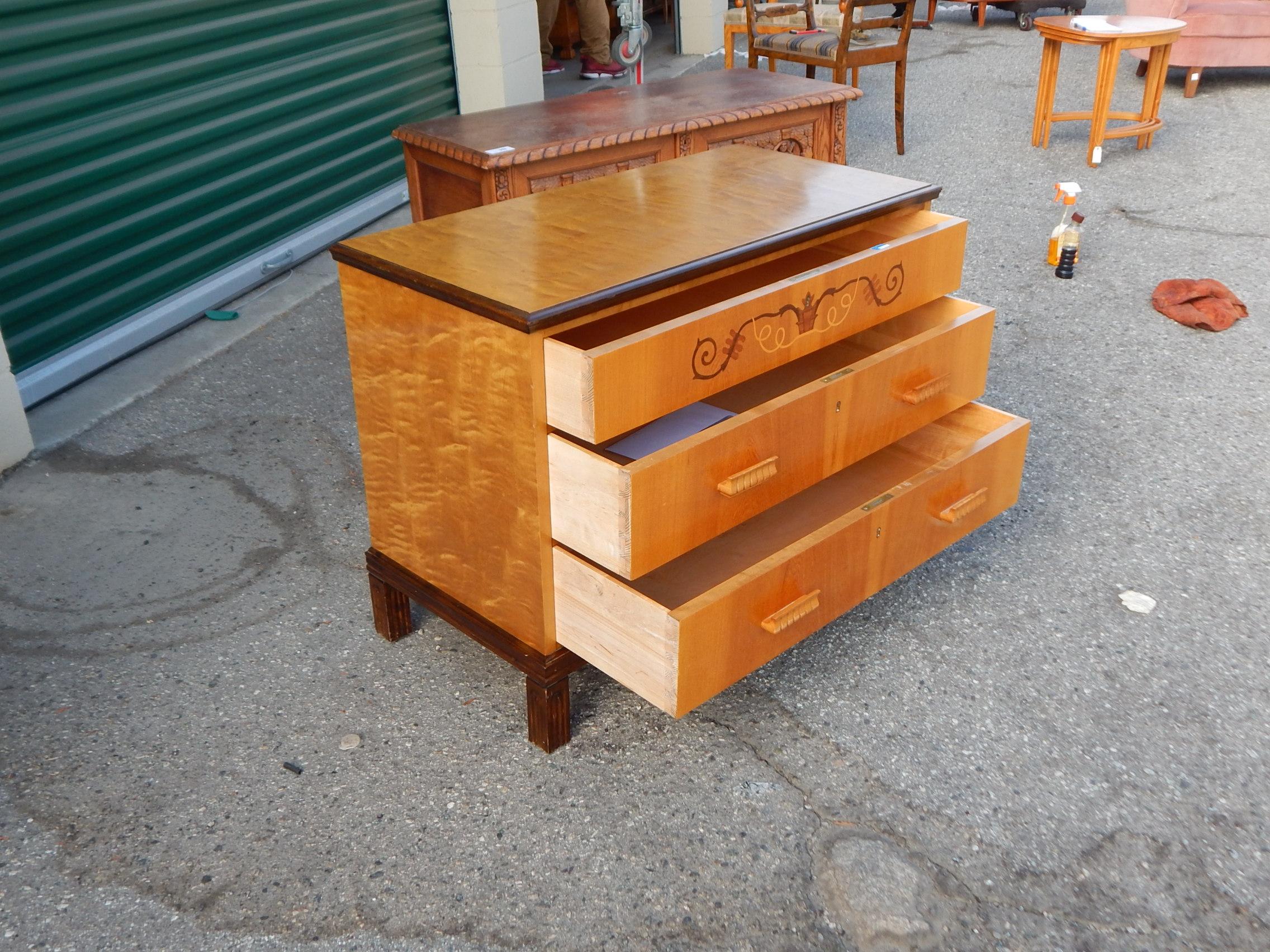 Swedish Art Deco Inlaid Chest of Drawers in Elm, Rosewood and Birch, circa 1930 im Angebot 2