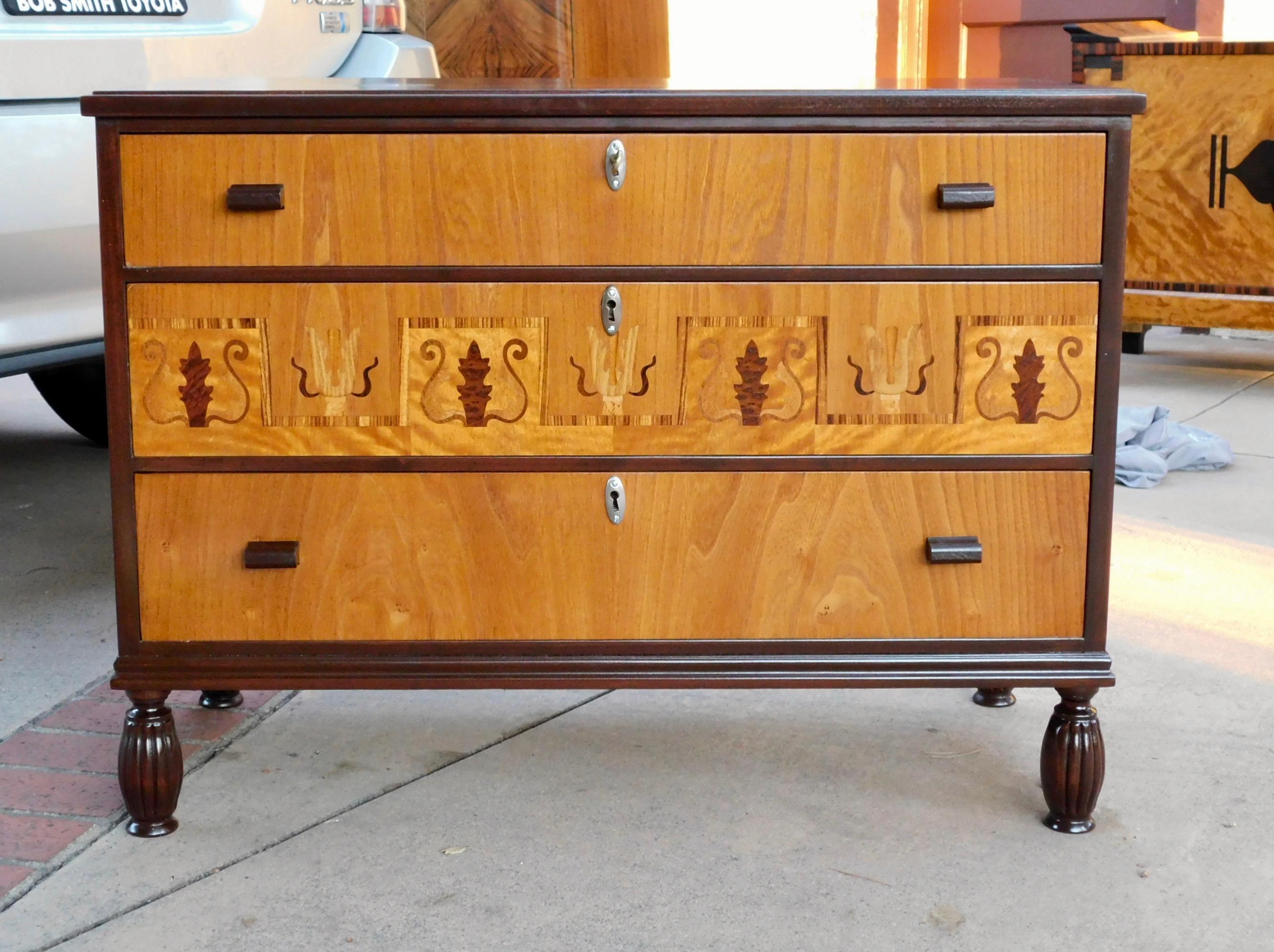 Swedish Art Deco chest of drawers/dresser (three drawers).
Crafted in South Sweden in the 1930s in elm, and birch woods and inlaid in birch root, rosewood and pear.
This chest has been beautifully restored by our craftsmen. It is in beautiful