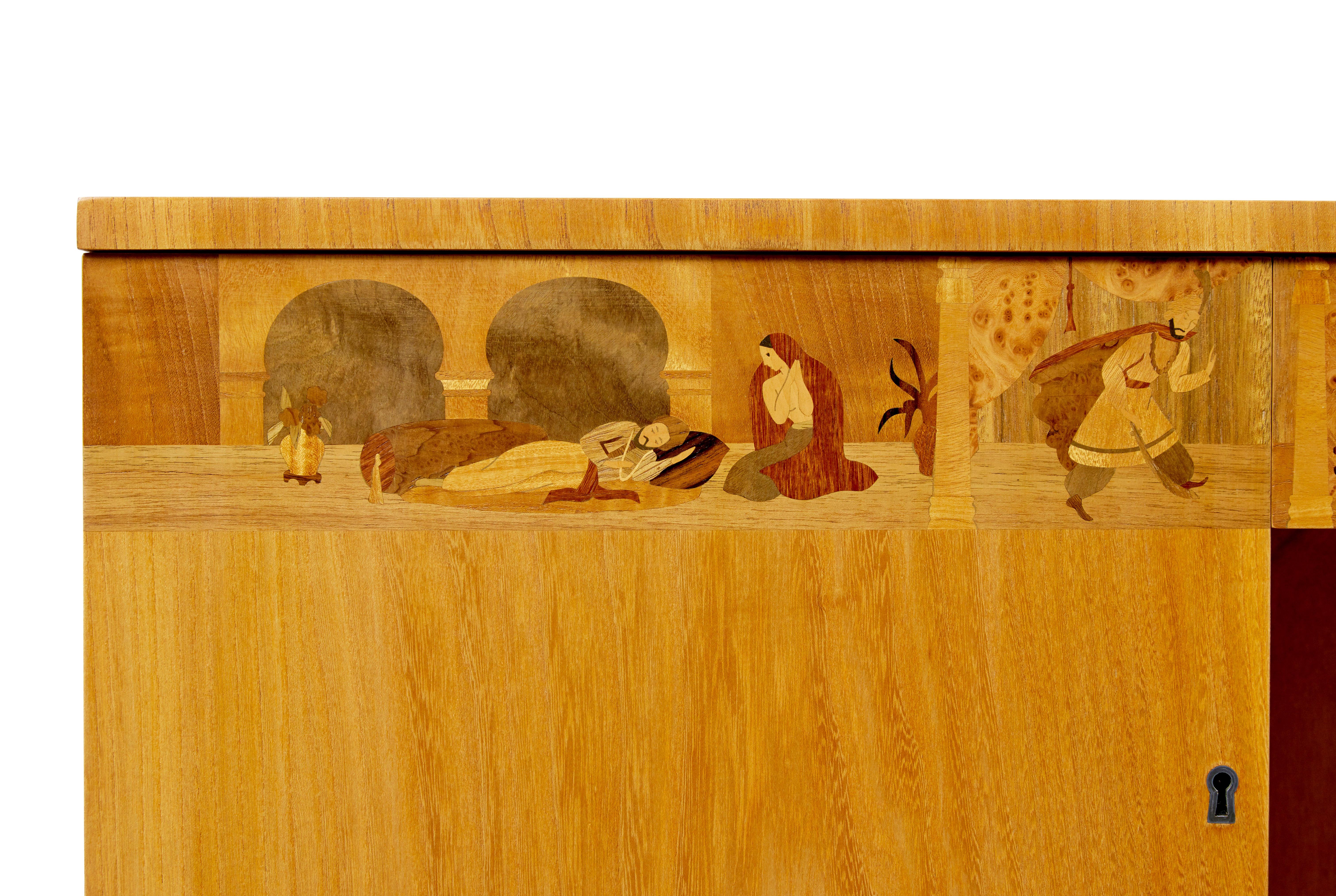 XX secolo Libreria bassa in olmo intarsiato Art Deco svedese di Mjölby Intarsia in vendita