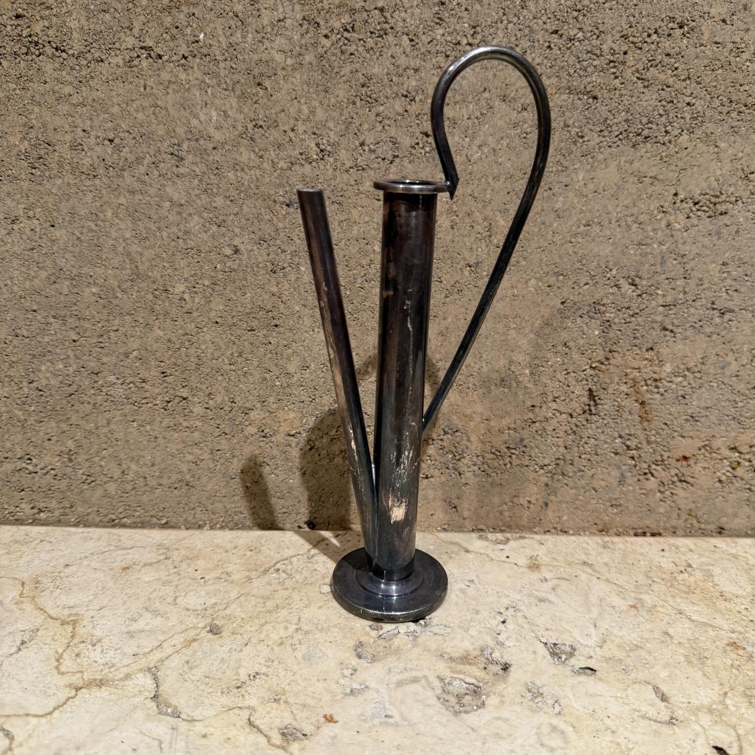 Pour votre considération, un vase/jarre suédois Art Déco en métal argenté des années 1930. Attribué à GAB Guldsmedsaktiebolaget

Dimensions : 9,25 H x 4 D x 2 diamètre

N'hésitez pas à jeter un coup d'œil à nos annonces, nous avons une incroyable
