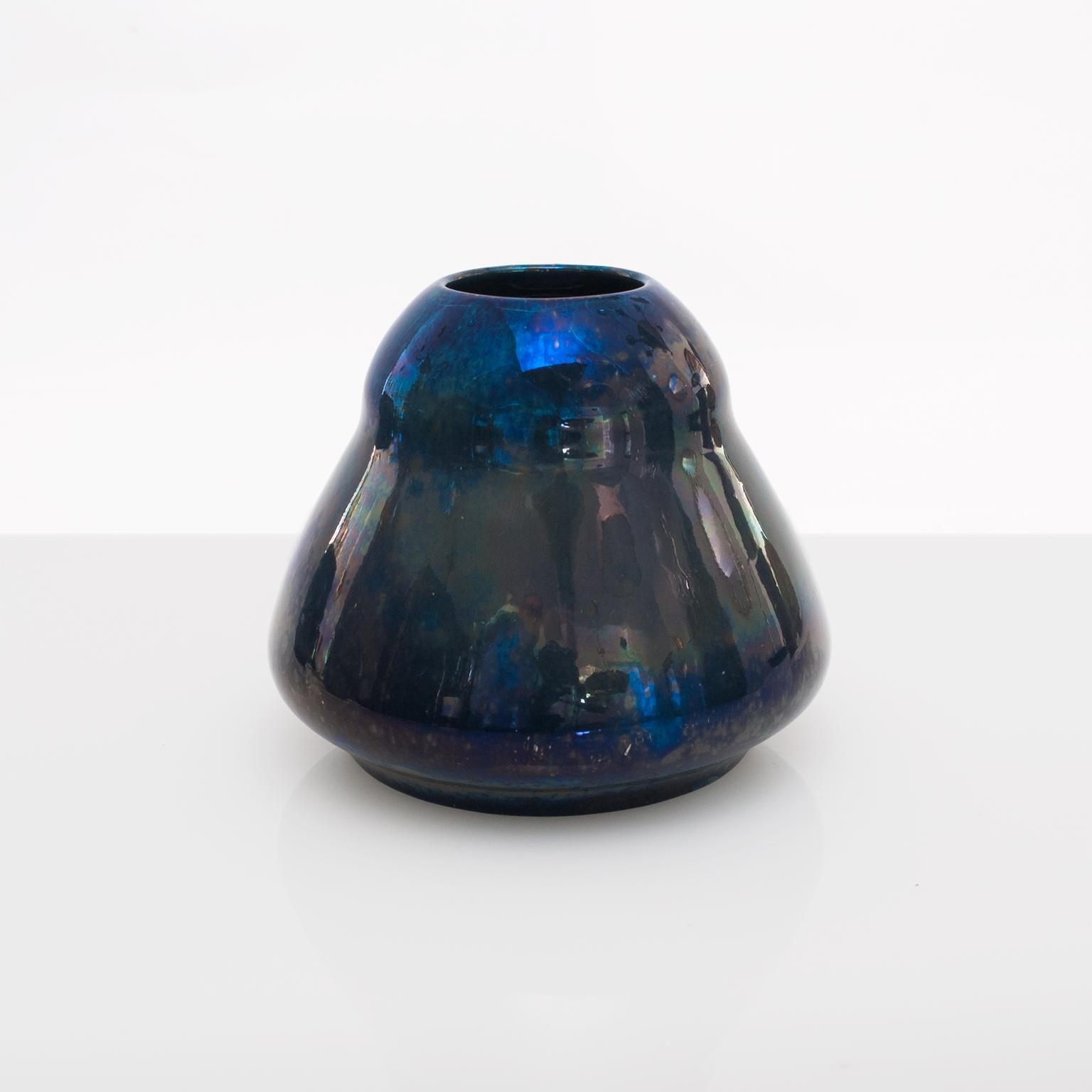 Swedish art deco ceramic vase in deep blue luster glaze. Made by Höganäs Keramik, circa 1920.
Diameter: 4.5