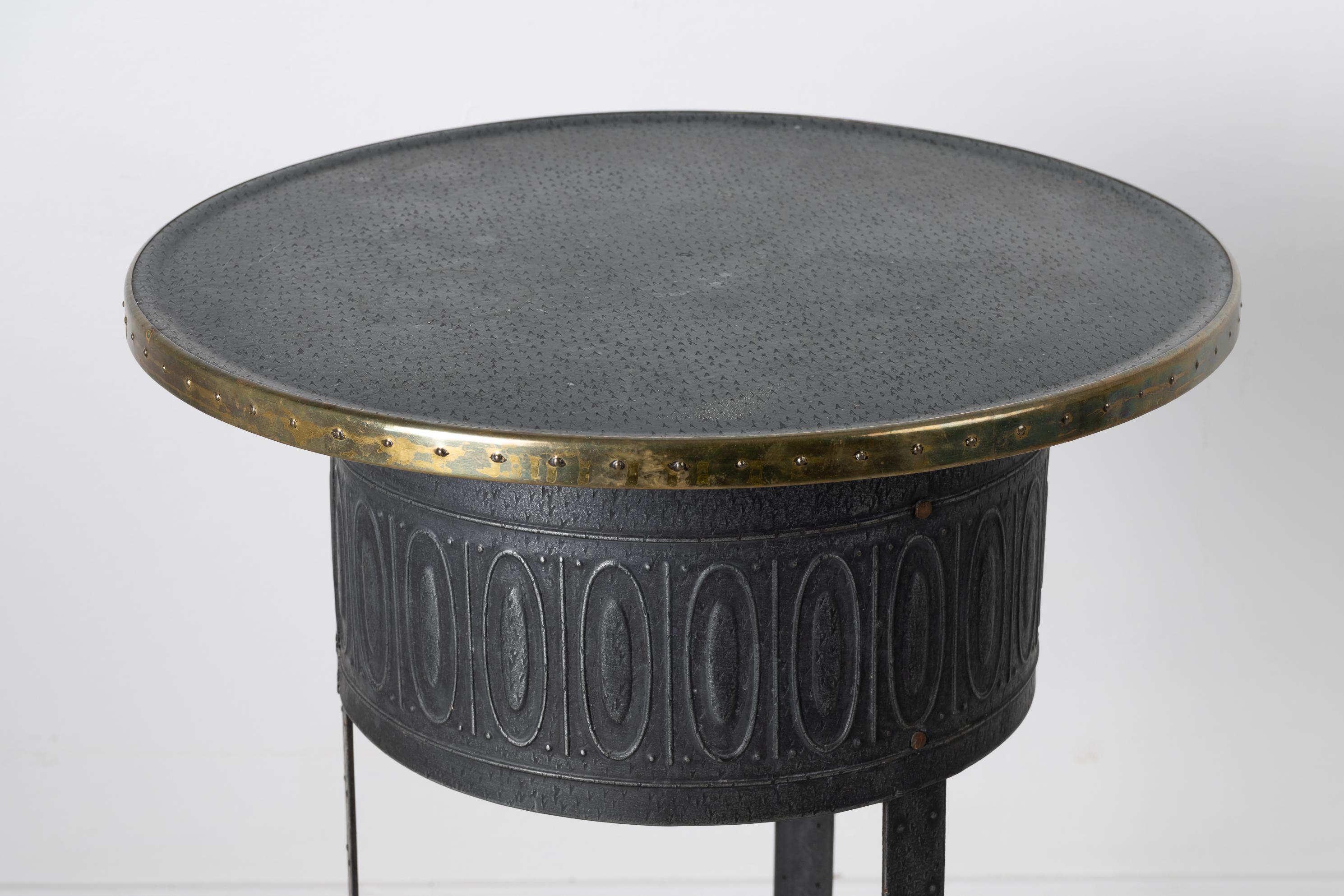 20ième siècle Table ronde suédoise Art Déco en métal et laiton en vente
