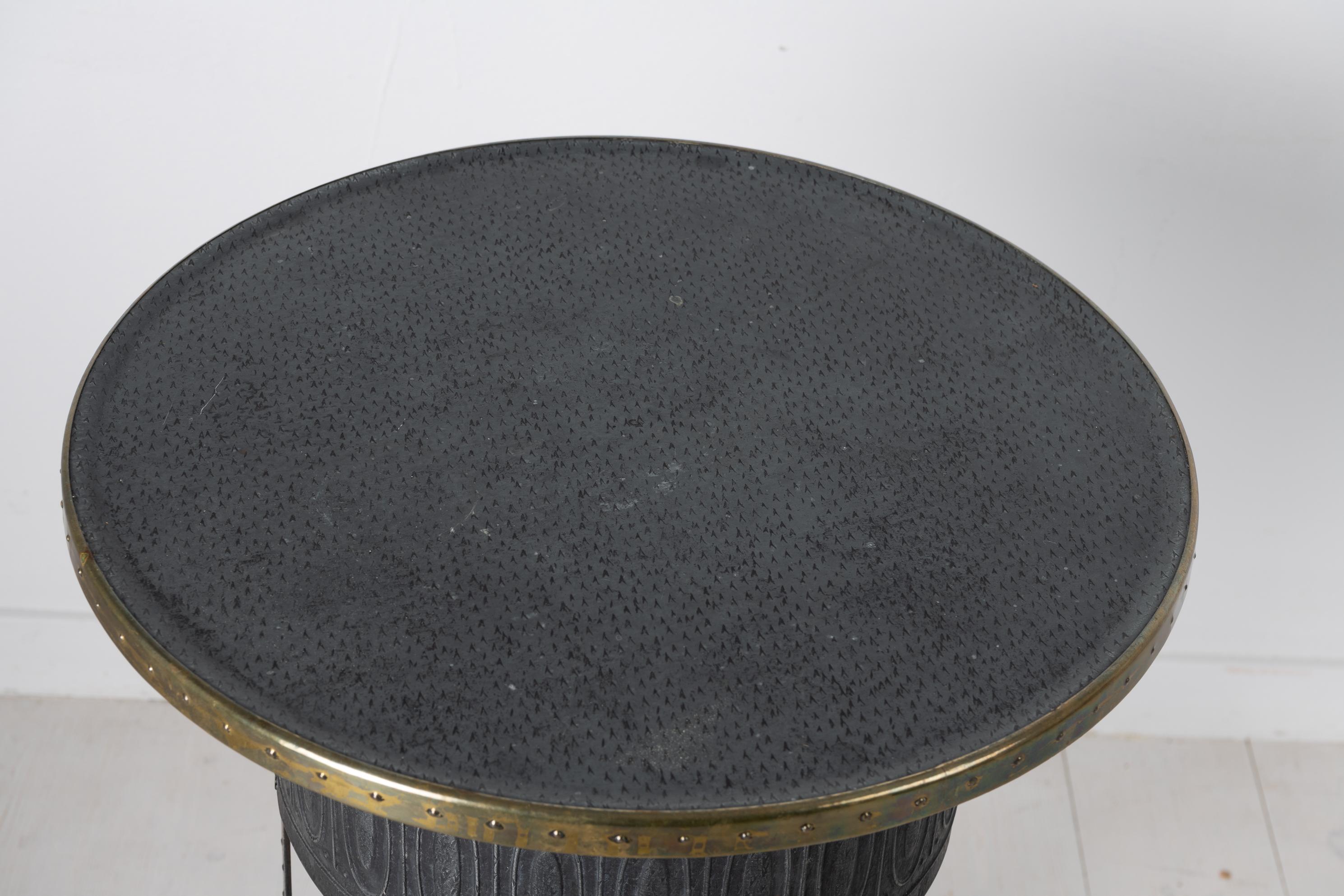 Métal Table ronde suédoise Art Déco en métal et laiton en vente