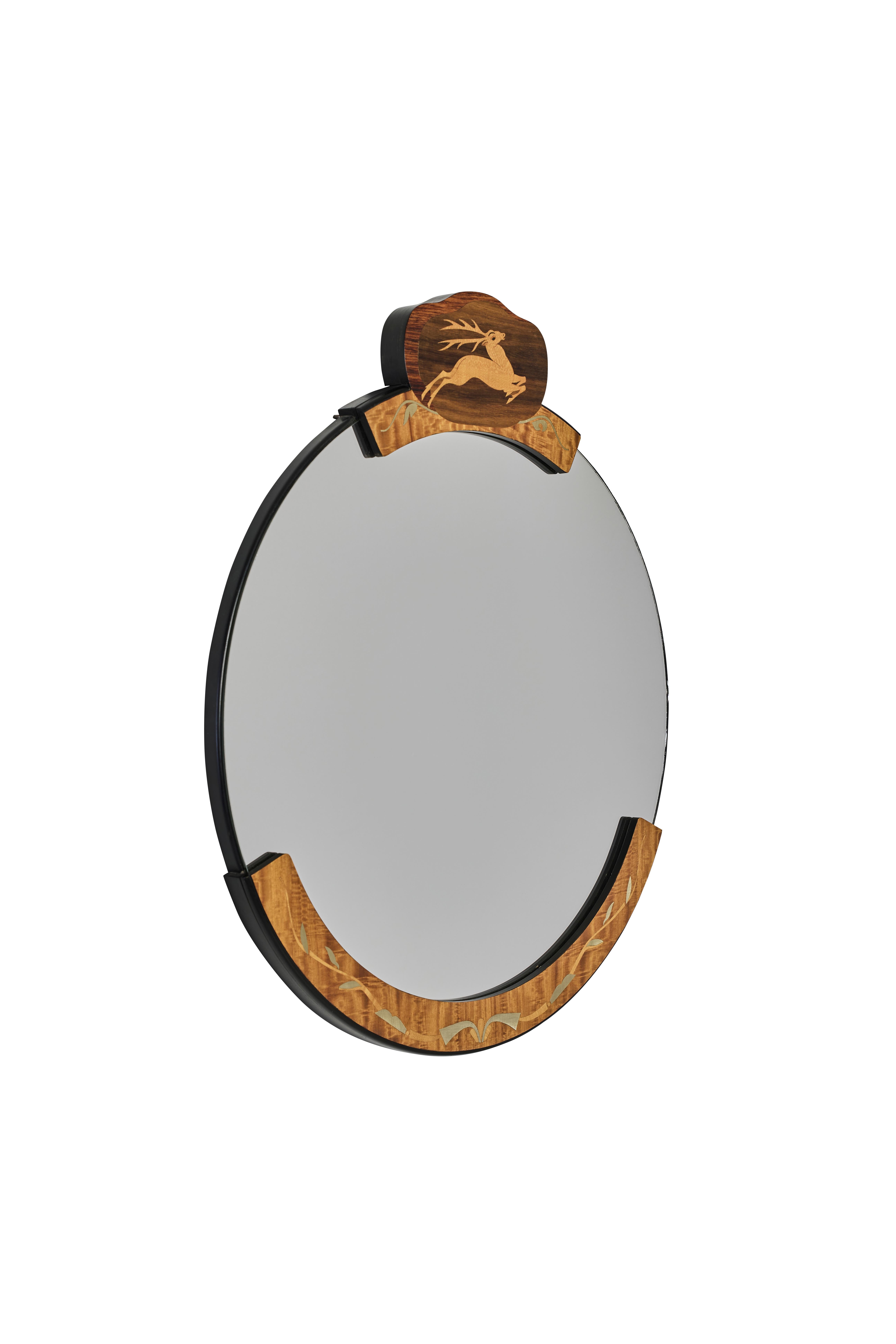 Un superbe miroir mural suédois Art Deco conçu par Birger Ekman pour le célèbre atelier Mjölby Intarsia dans les années 1930. Ce miroir rond est le fruit d'un travail artisanal exquis, avec des incrustations de bois richement grainé et un motif de