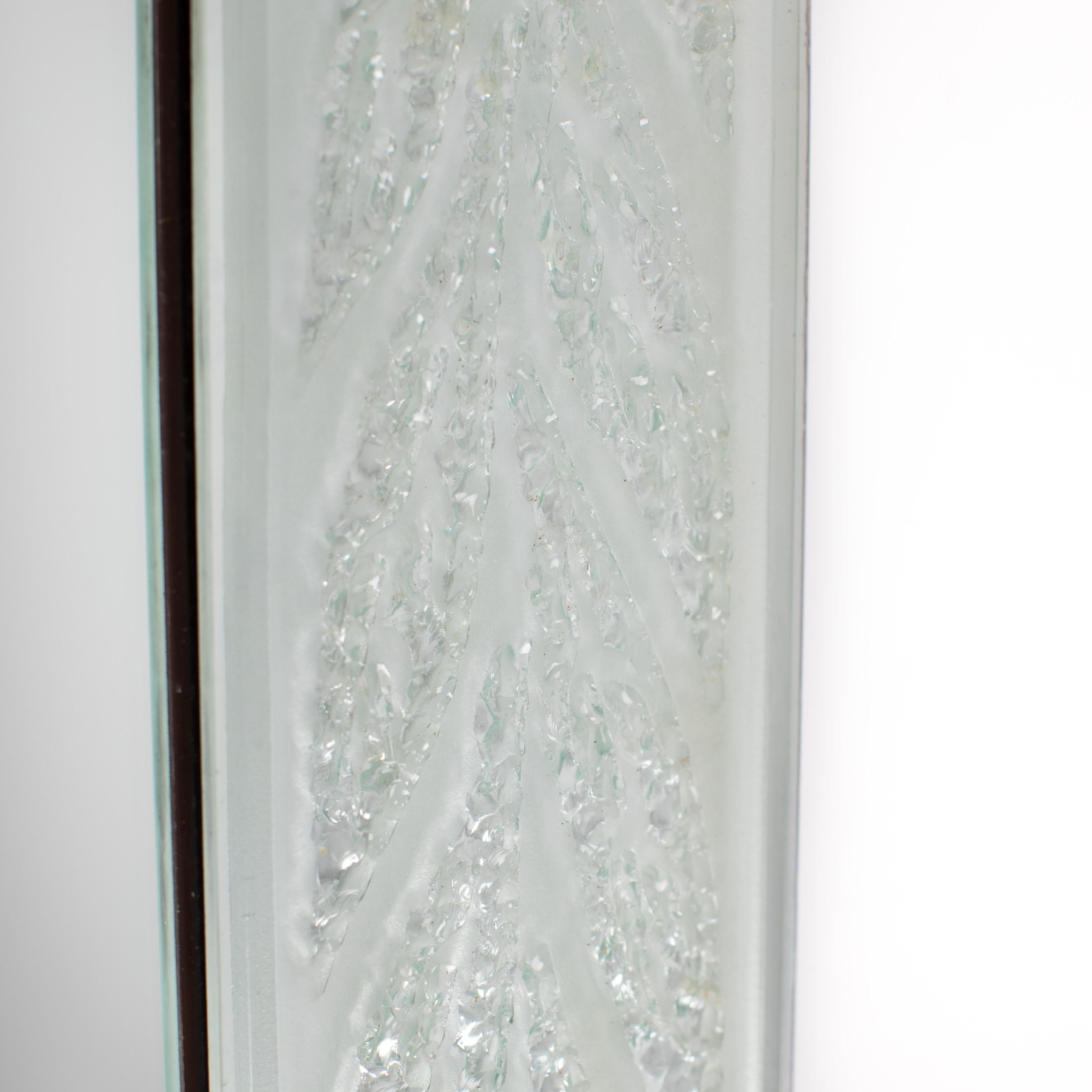 Vetro intagliato Specchio svedese Art Déco in Cristal, incisione fine con foglie stilizzate 1930 in vendita