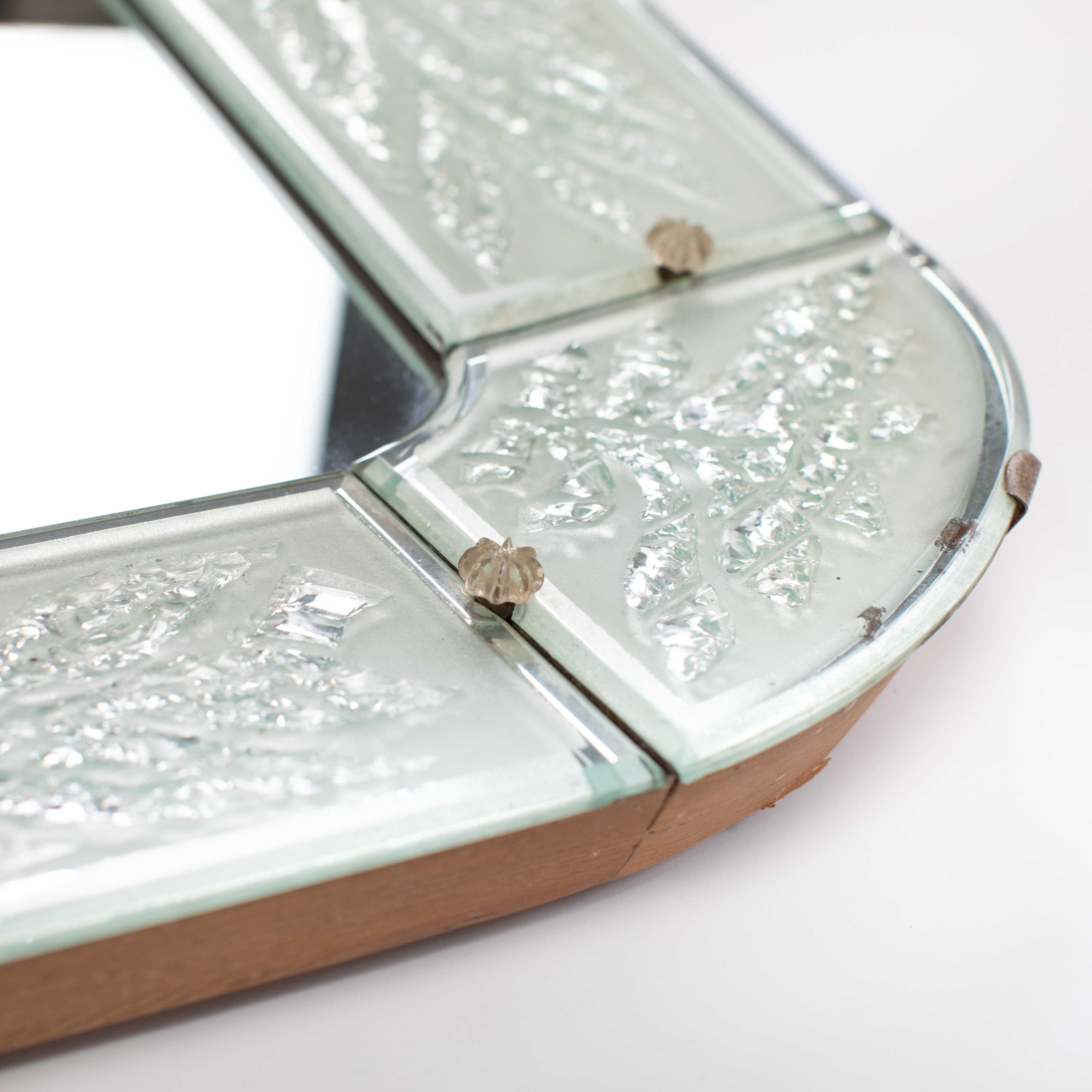 Inciso Specchio svedese Art Déco in Cristal, incisione fine con foglie stilizzate 1930 in vendita