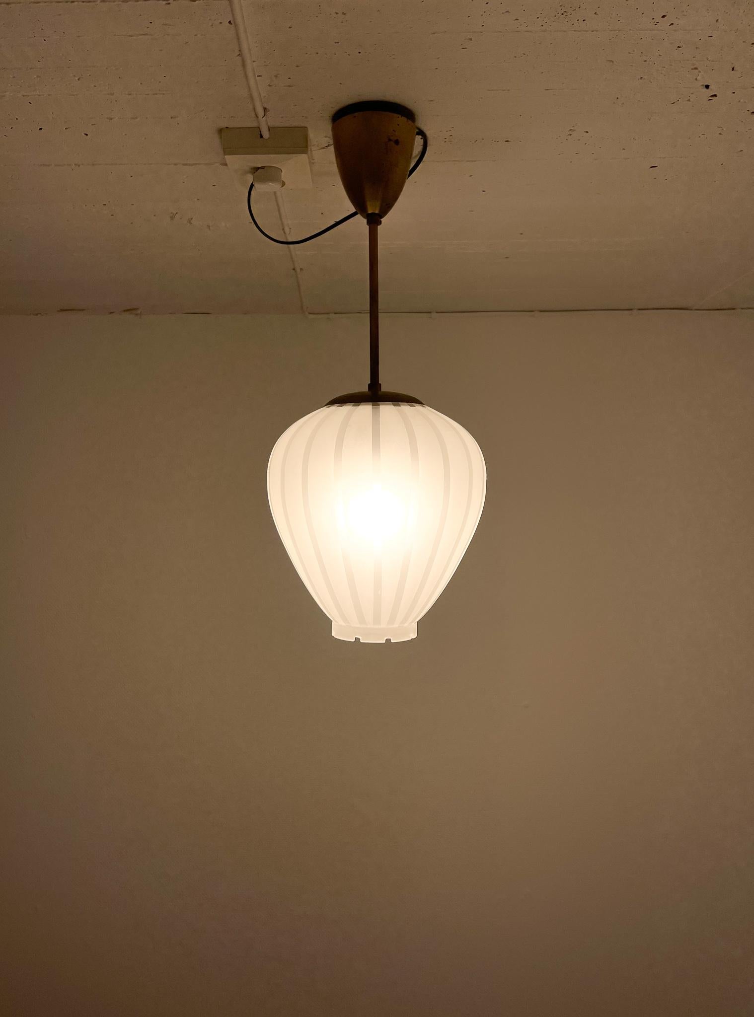 Colgante Art decó sueco de latón y cristal, años 40 en venta 6