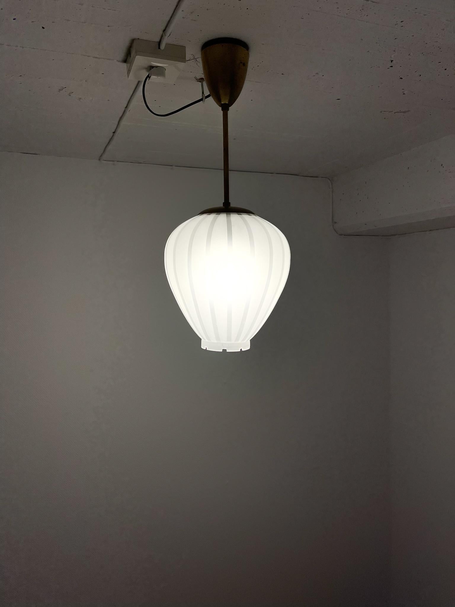 Colgante Art decó sueco de latón y cristal, años 40 en venta 7