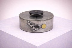 Sottobicchiere svedese in peltro Art Deco di GAB, motivo carte da gioco, anni '30