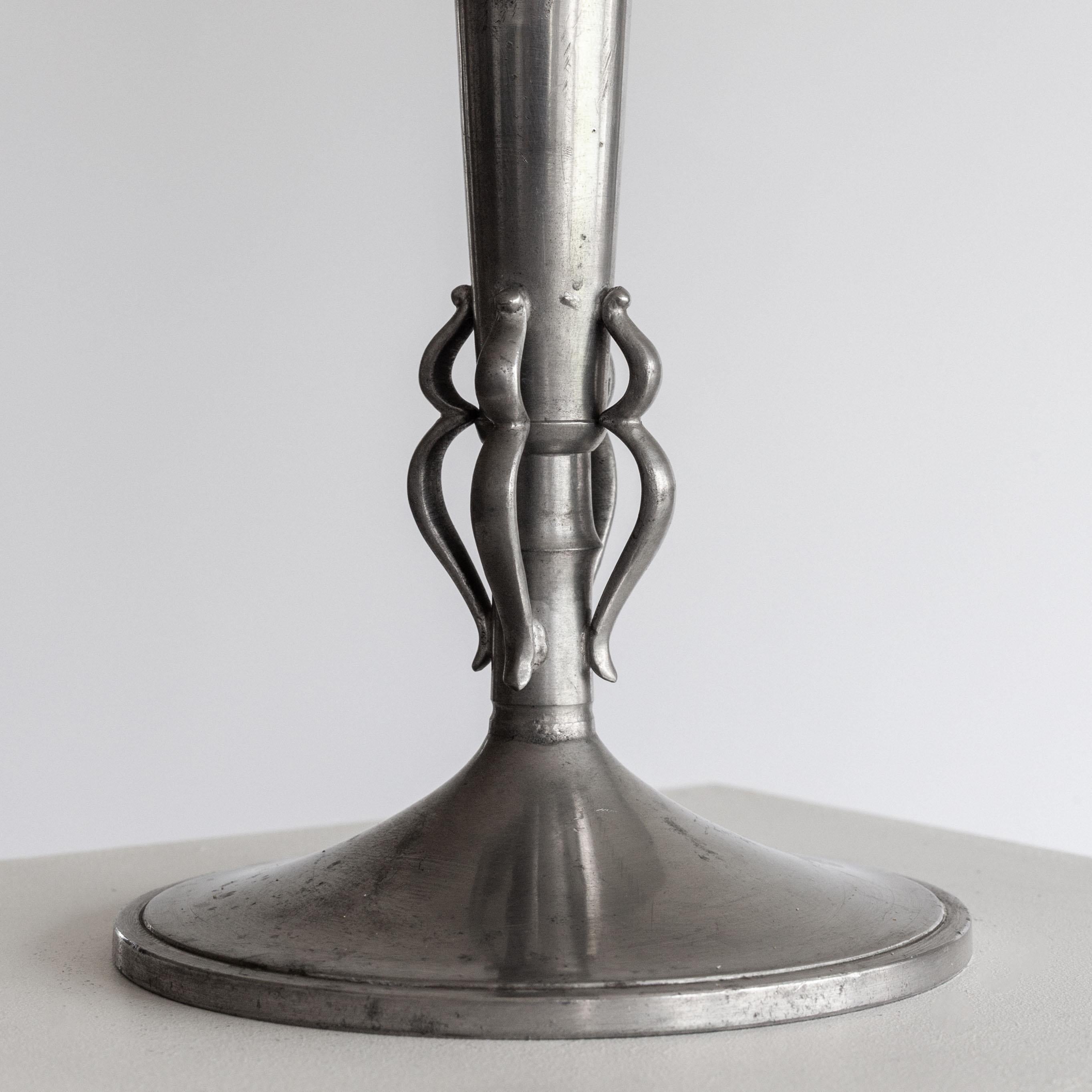 Jarrón trompeta sueco Art Déco de peltre de GAB Guldsmedsaktiebolaget, fechado en 1935 Sueco en venta